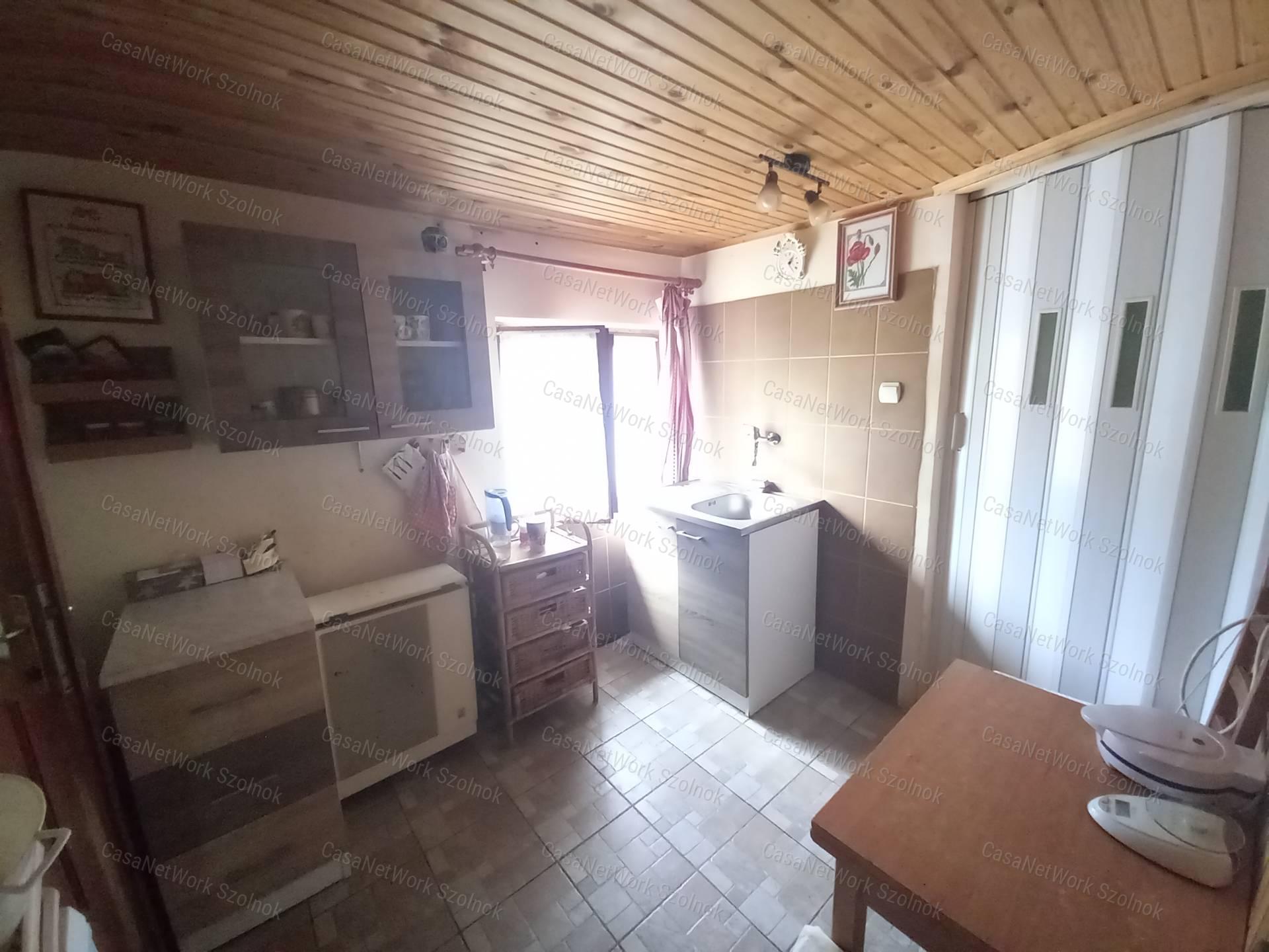 Tiszavárkonyon eladó egy  56 nm-es, 2 szobás családi ház telek 2146 nm