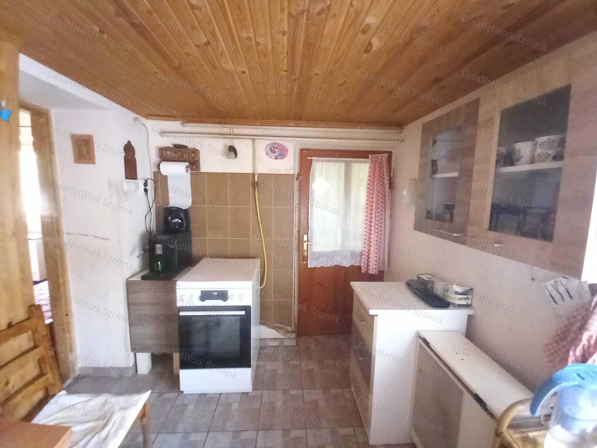 Tiszavárkonyon eladó egy  56 nm-es, 2 szobás családi ház telek 2146 nm