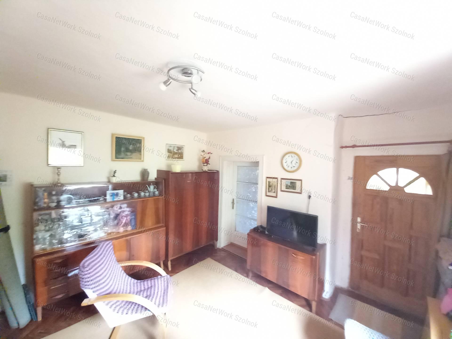 Tiszavárkonyon eladó egy  56 nm-es, 2 szobás családi ház telek 2146 nm