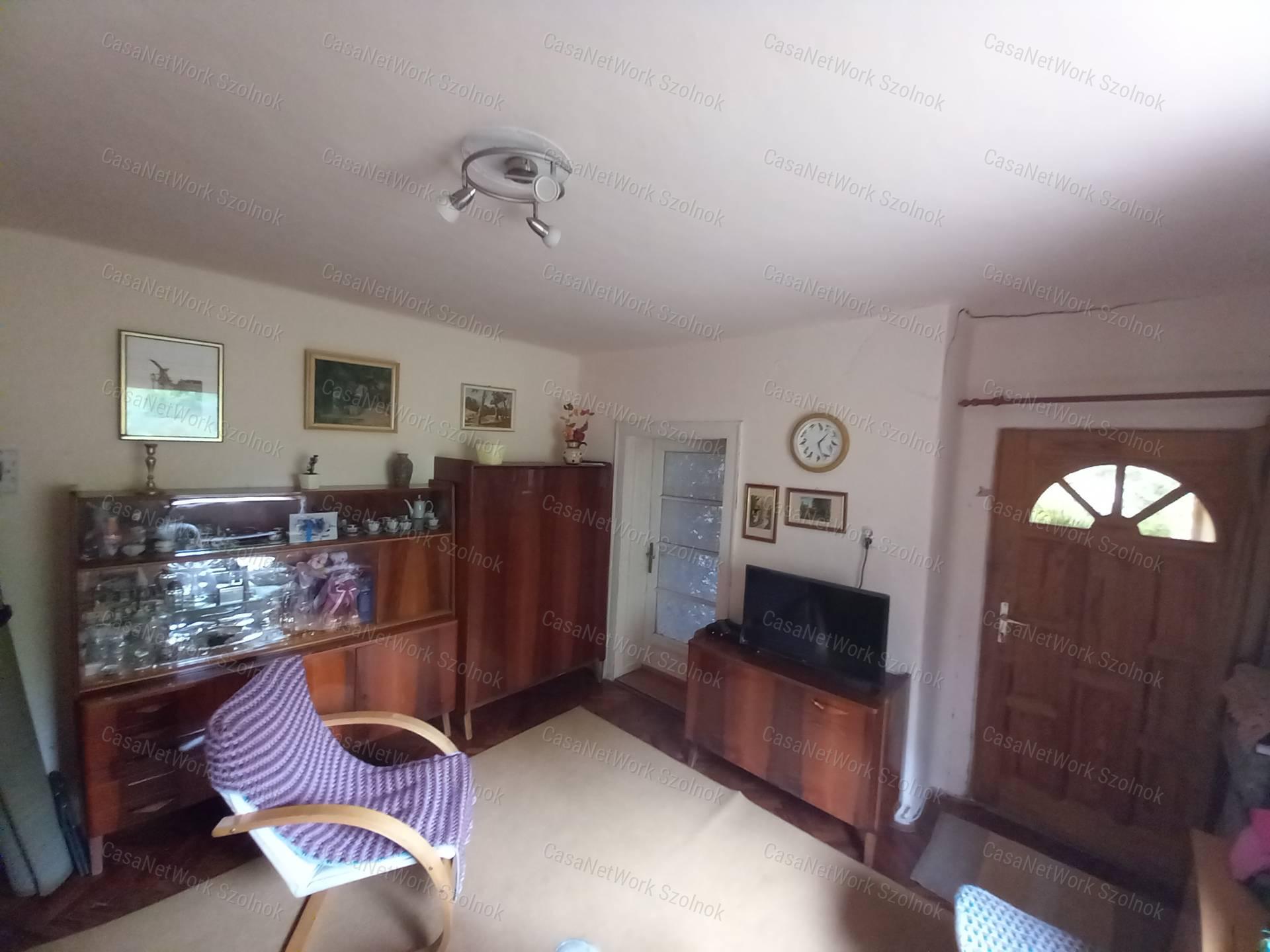 Tiszavárkonyon eladó egy  56 nm-es, 2 szobás családi ház telek 2146 nm