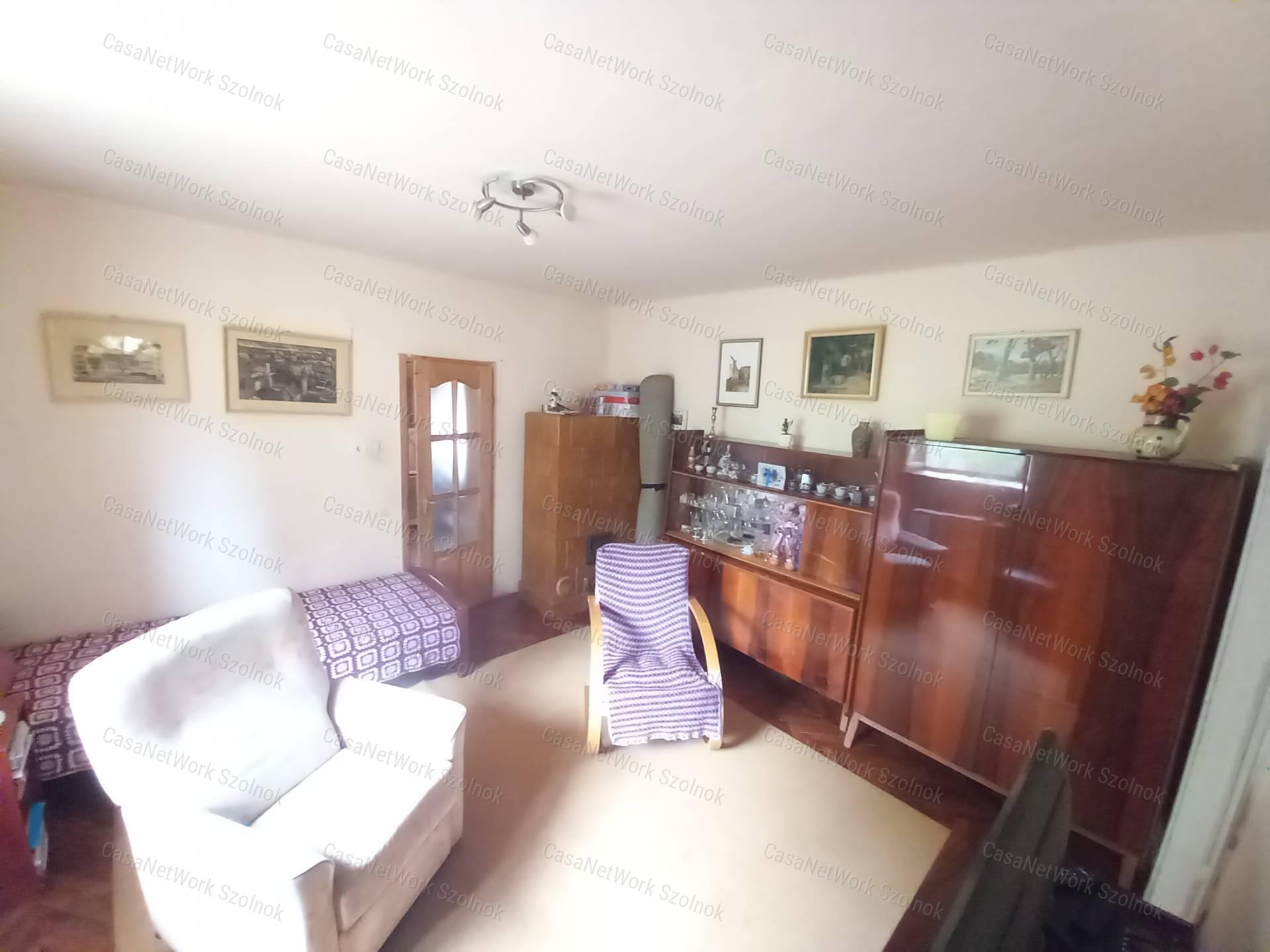 Tiszavárkonyon eladó egy  56 nm-es, 2 szobás családi ház telek 2146 nm