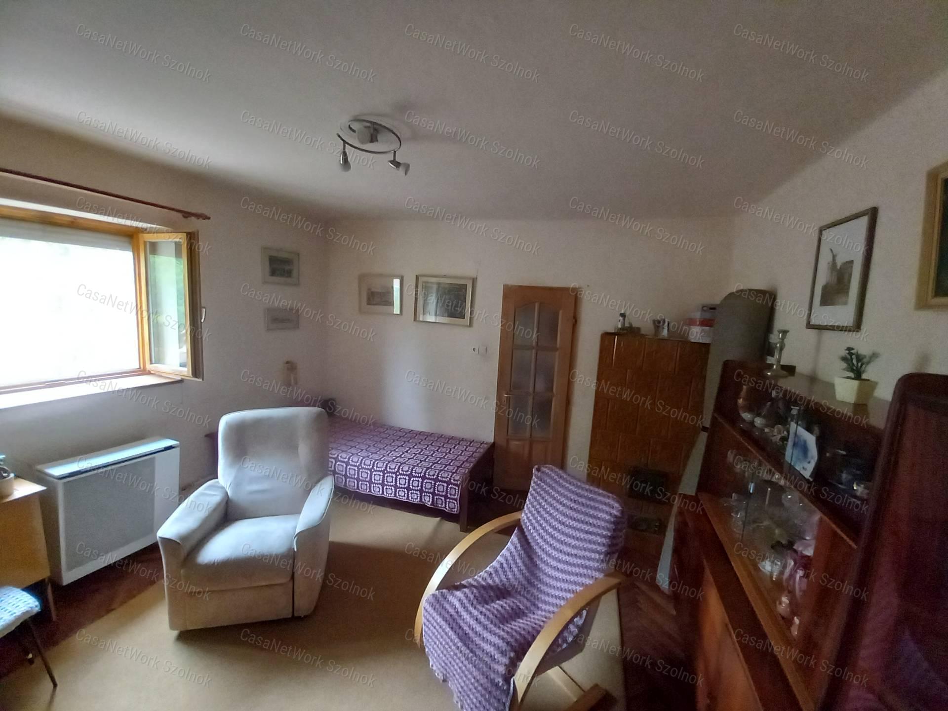 Tiszavárkonyon eladó egy  56 nm-es, 2 szobás családi ház telek 2146 nm