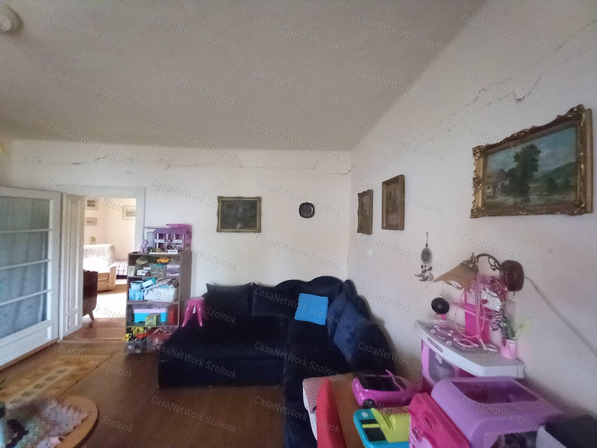 Tiszavárkonyon eladó egy  56 nm-es, 2 szobás családi ház telek 2146 nm