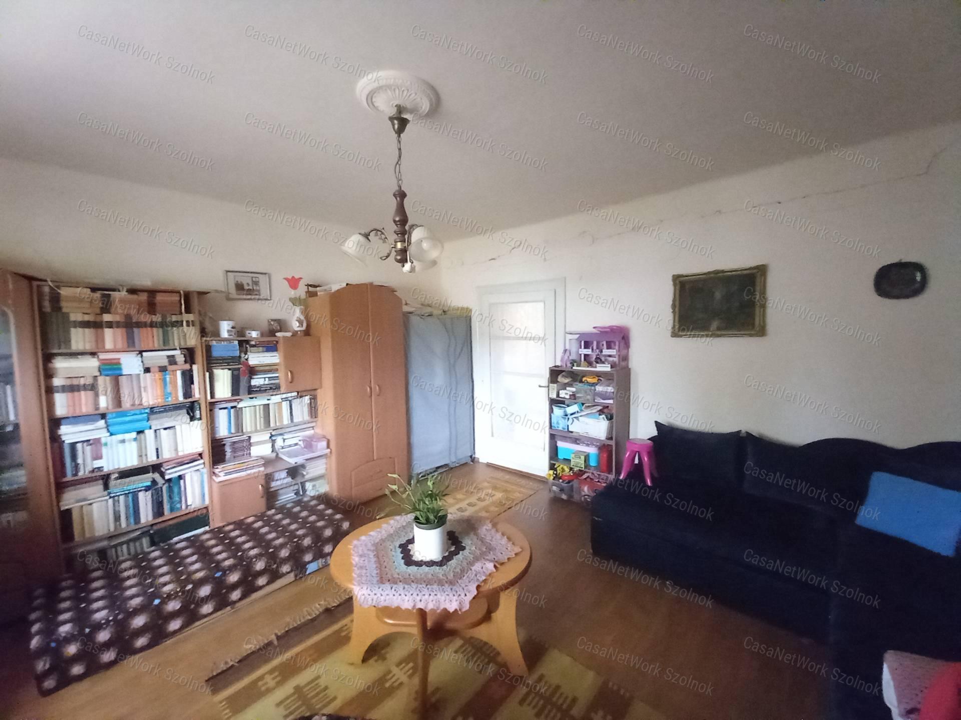 Tiszavárkonyon eladó egy  56 nm-es, 2 szobás családi ház telek 2146 nm