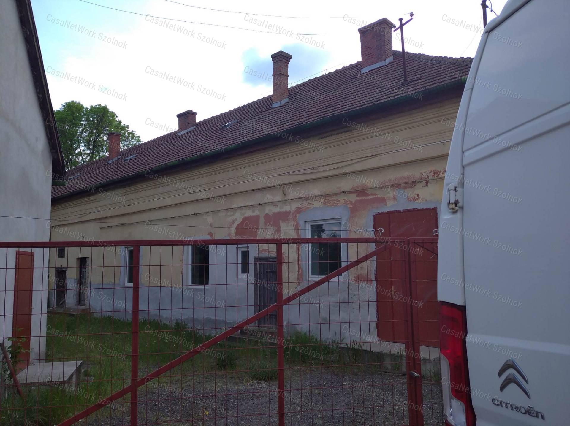 Befektetők figyelem!Tiszaföldváron ipari ingatlan eladó!