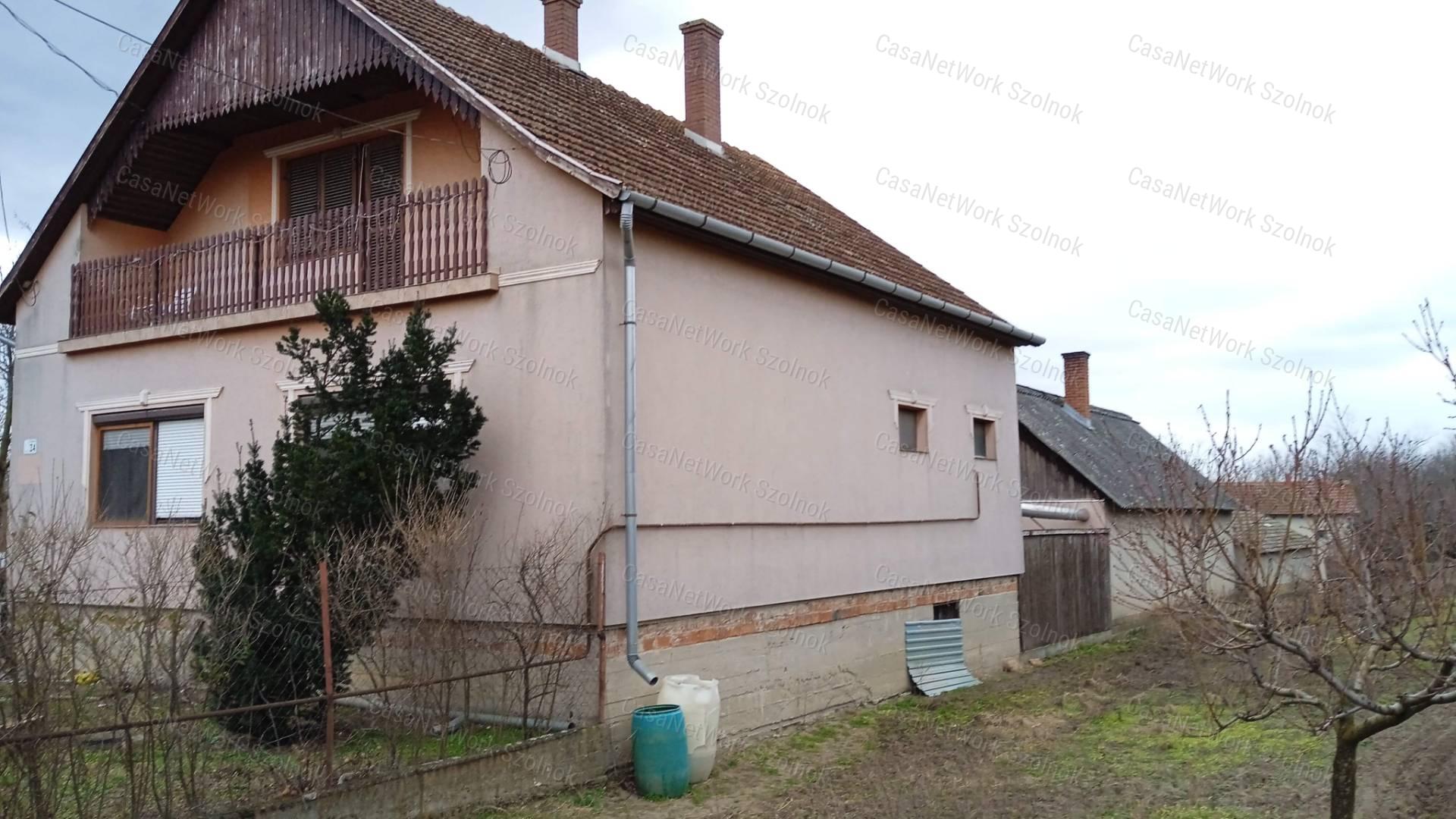 Eladó 4 szobás, 145m2-es családi ház Cibakházán!