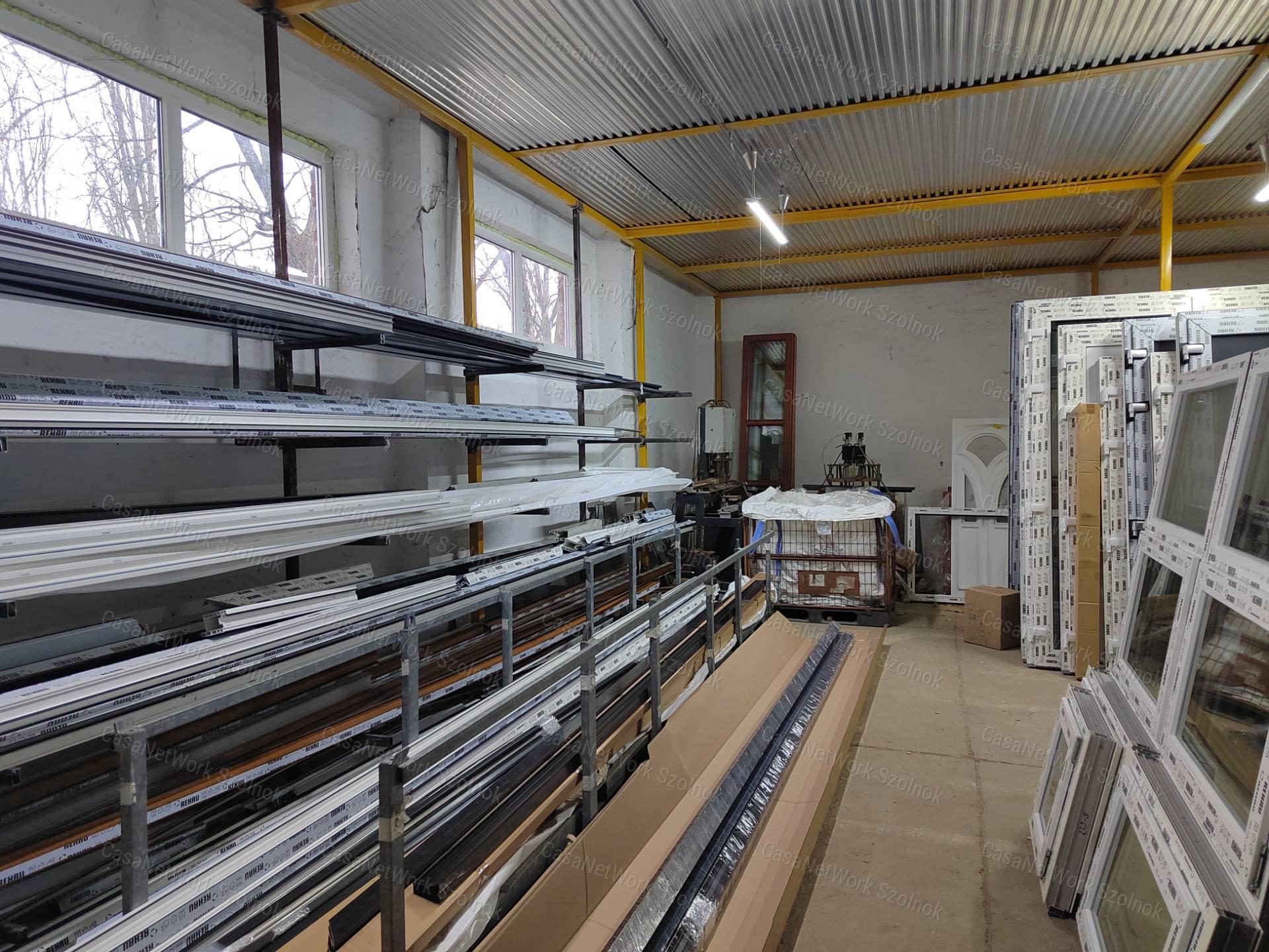 Szolnokon a  Thököly úton 600 m2-es tégla építésű raktárépület eladó