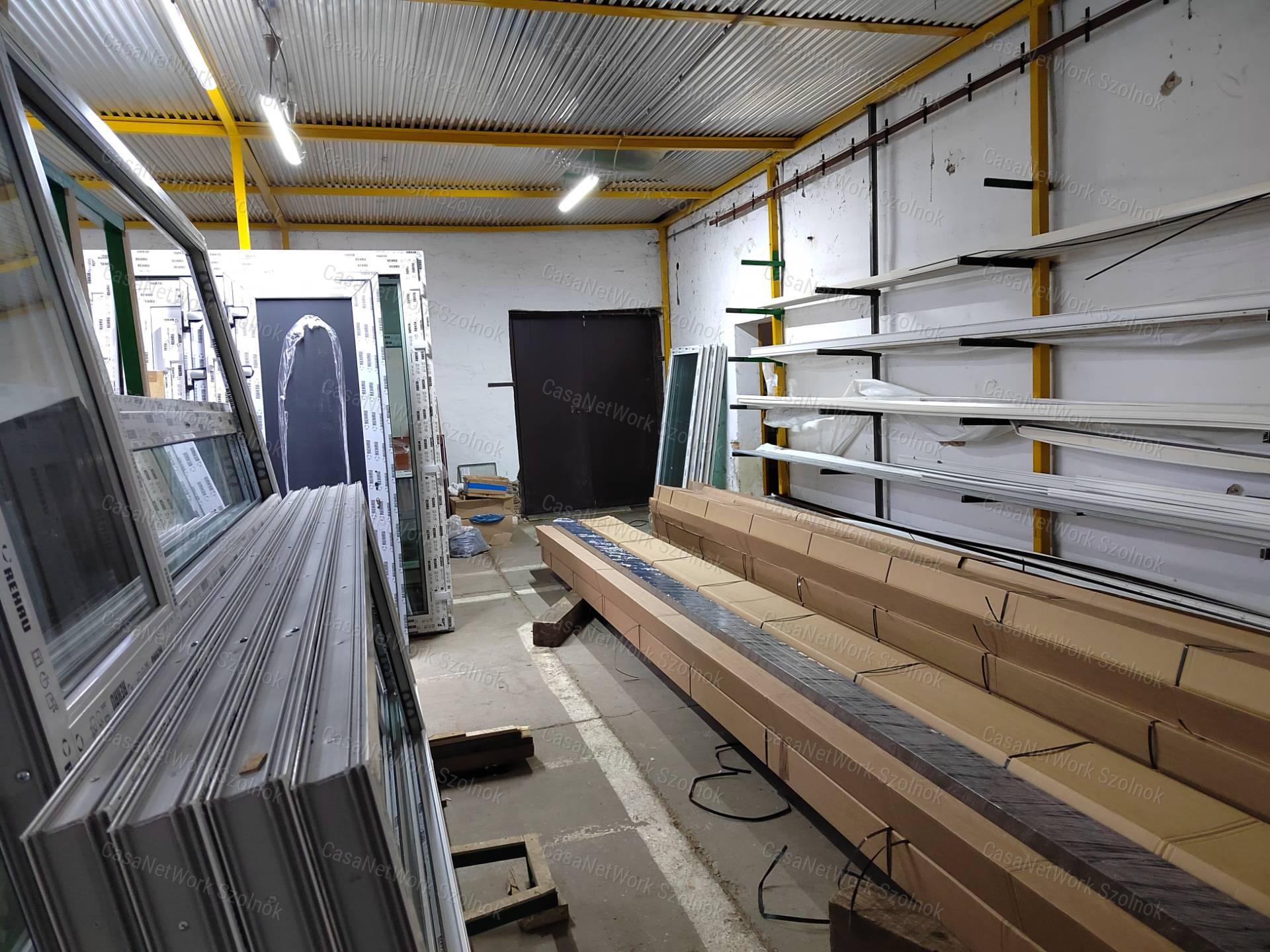 Szolnokon a  Thököly úton 600 m2-es tégla építésű raktárépület eladó