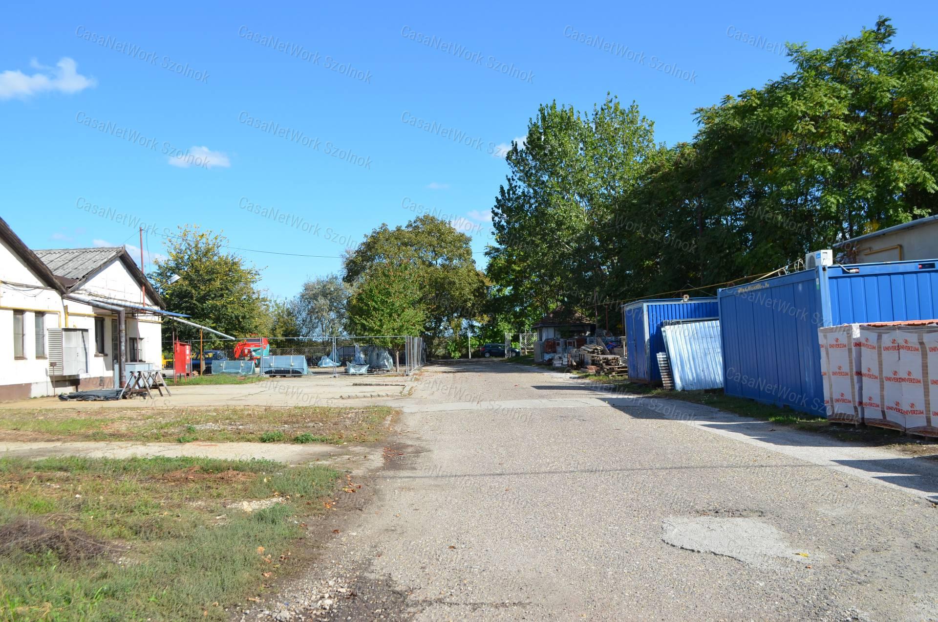 Szolnokon a  Thököly úton 600 m2-es tégla építésű raktárépület eladó