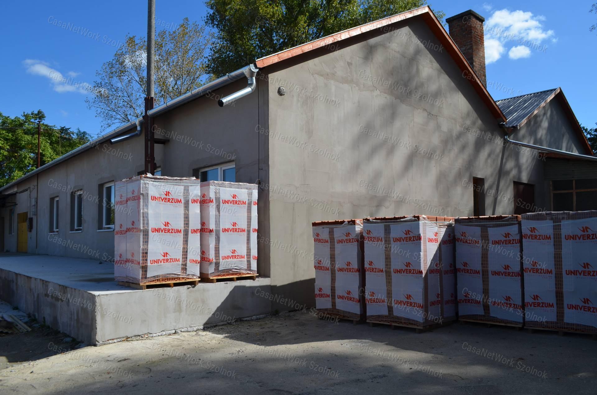 Szolnokon a Thököly úton 600 m2-es tégla építésű raktárépület eladó