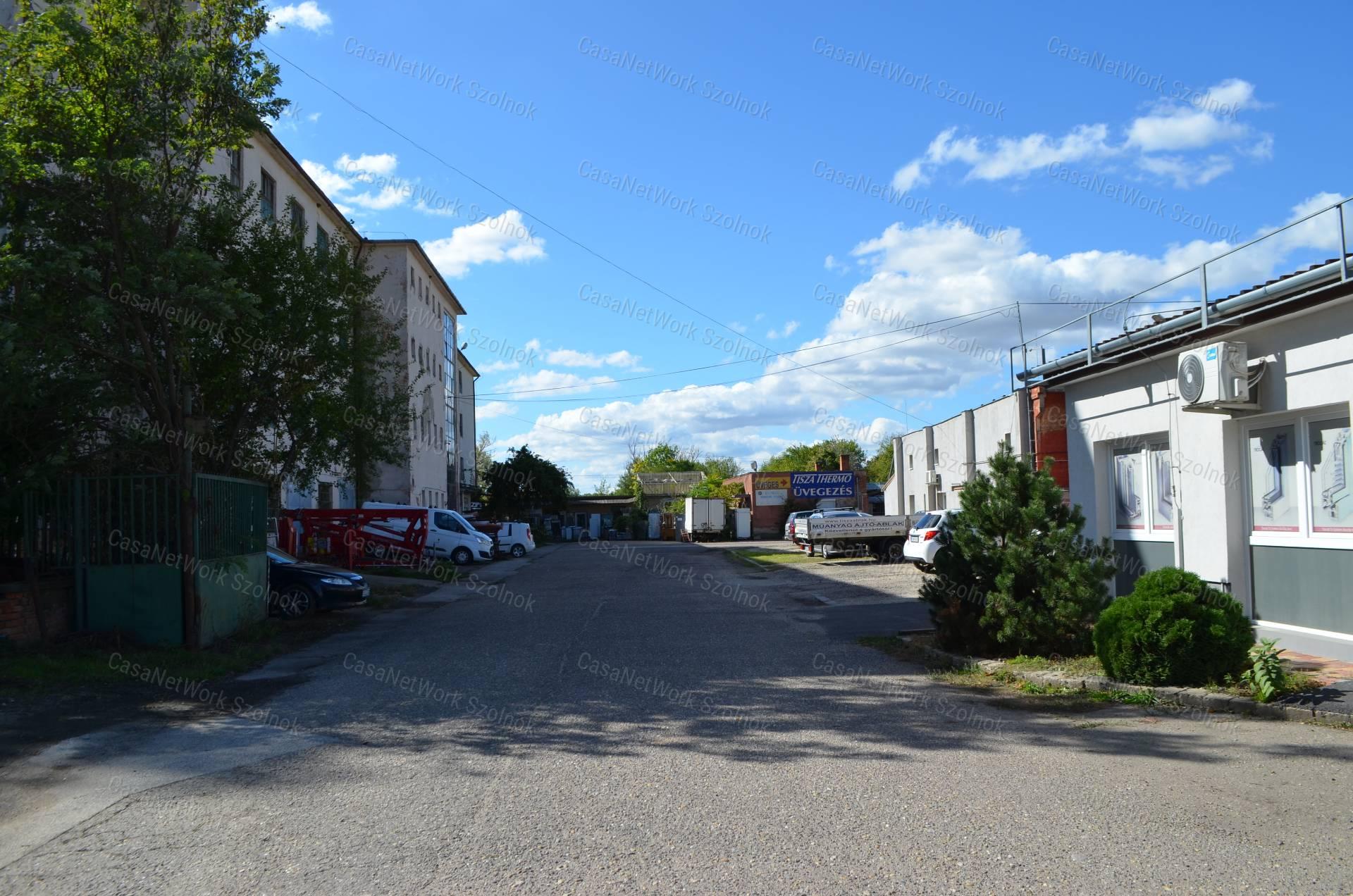 Szolnokon a  Thököly úton 600 m2-es tégla építésű raktárépület eladó