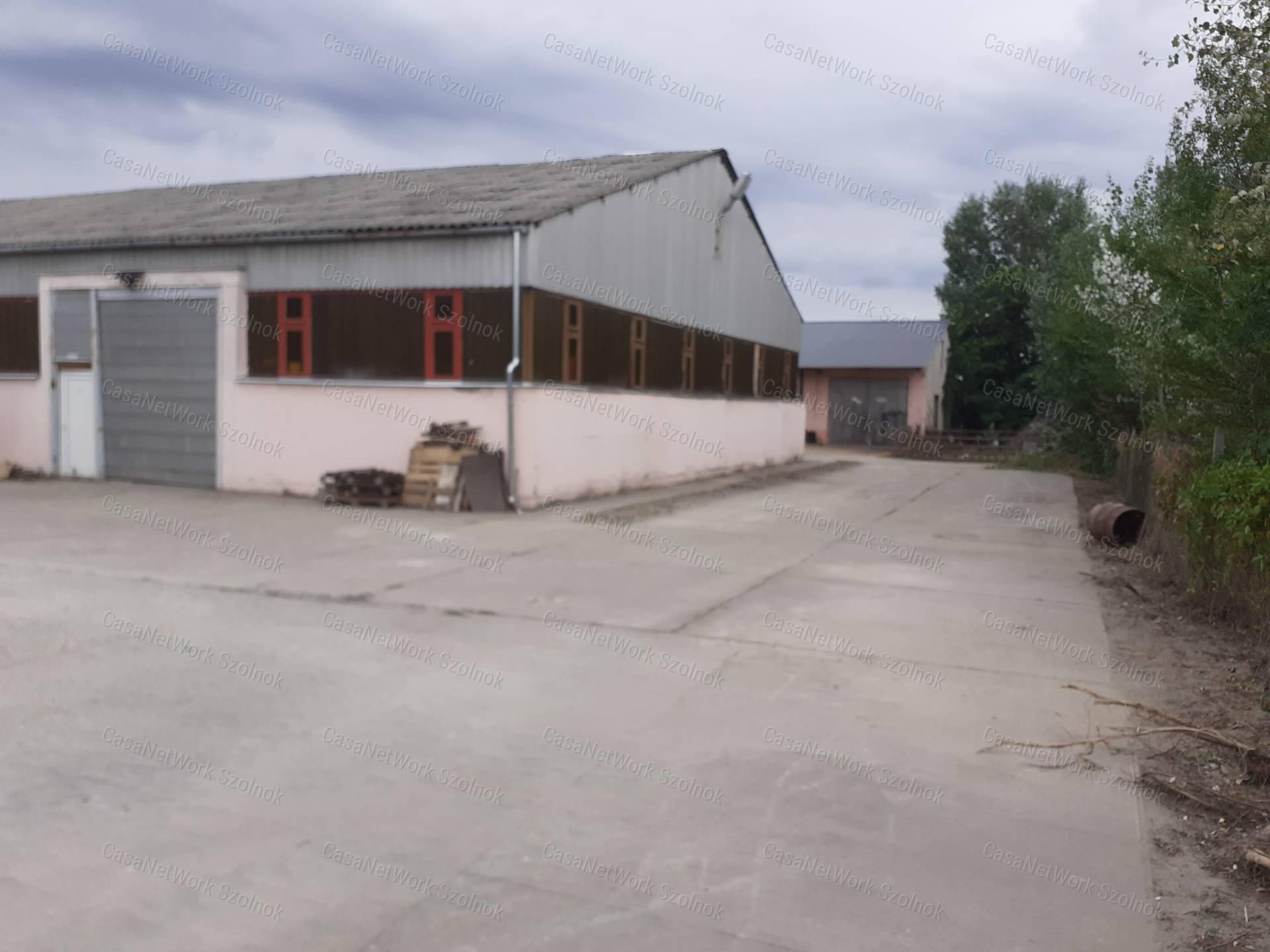 Kocséron eladó egy 1100+750 nm-es ipari ingatlan, telek: 15000 nm