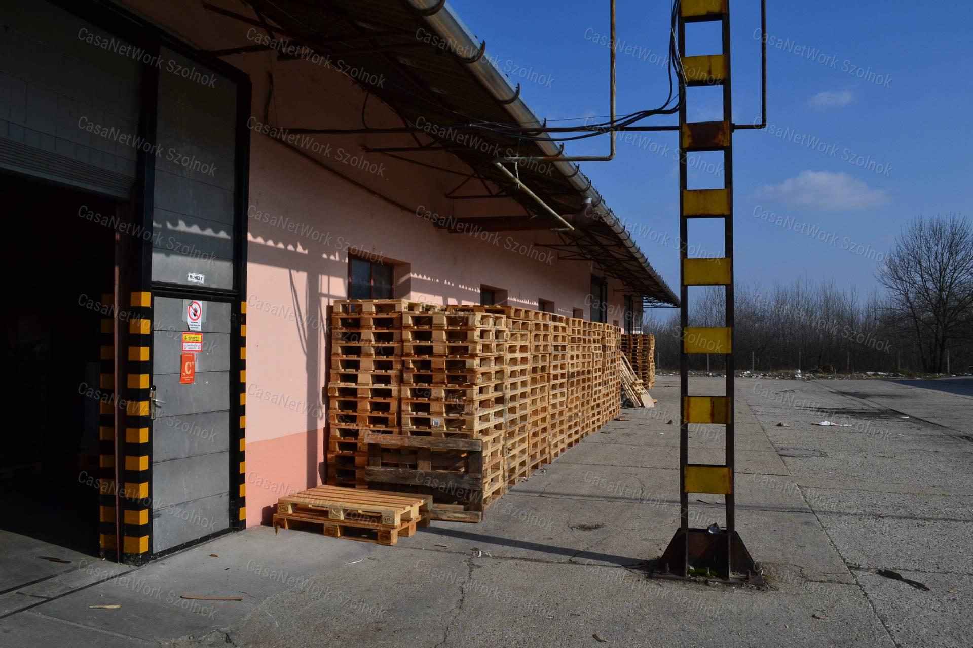 Kocséron eladó egy 1100+750 nm-es ipari ingatlan, telek: 15000 nm