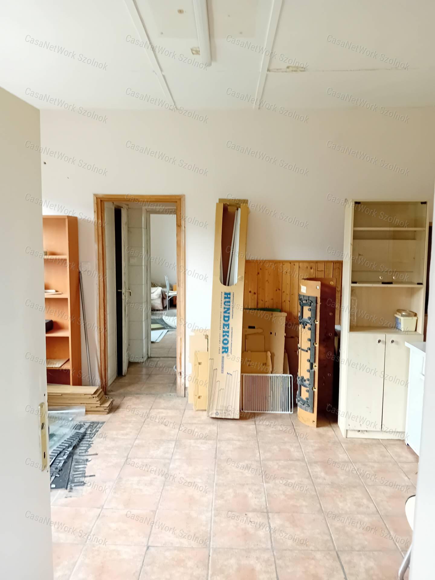 Kocséron eladó egy 1100+750 nm-es ipari ingatlan, telek: 15000 nm