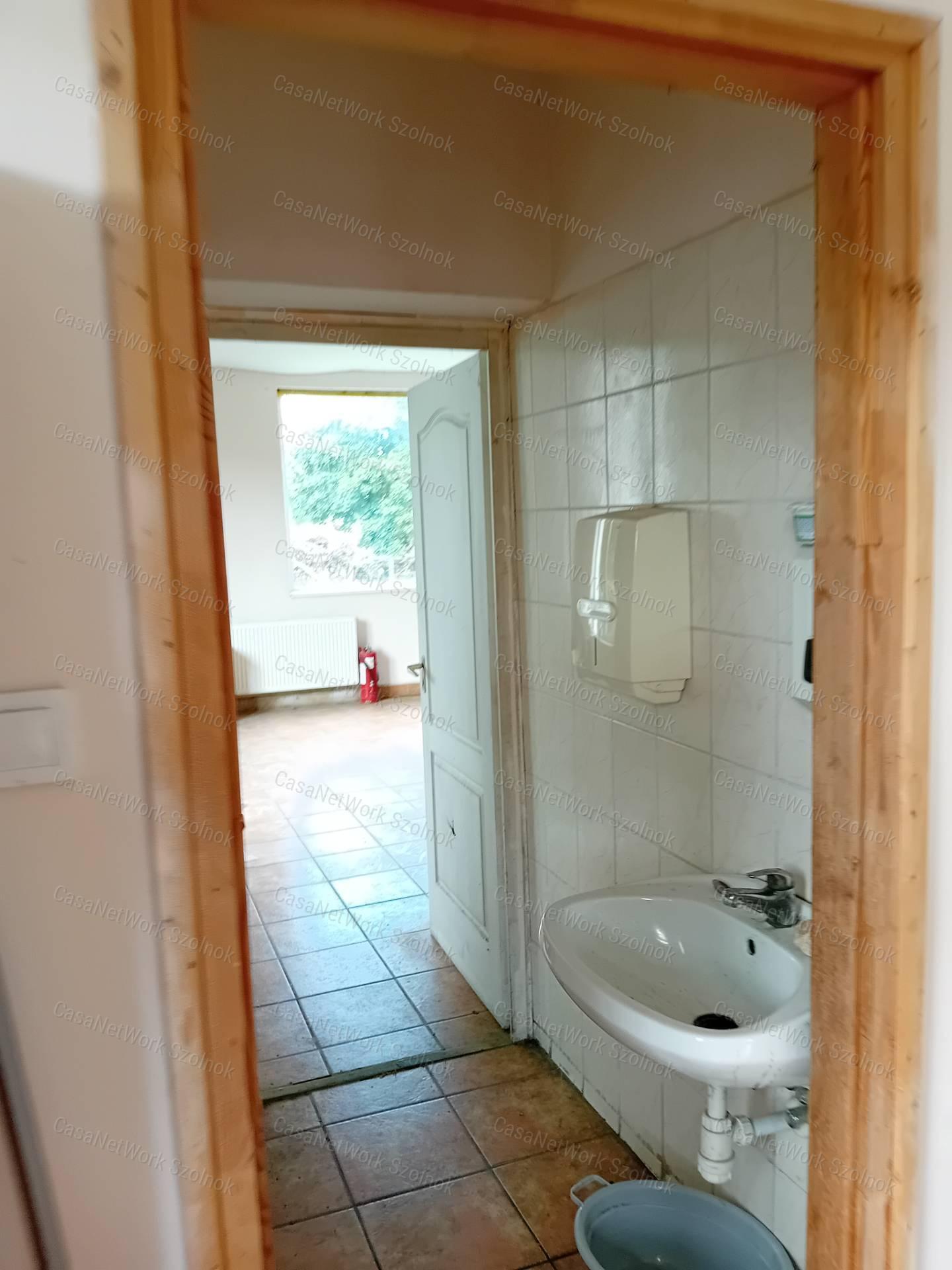 Kocséron eladó egy 1100+750 nm-es ipari ingatlan, telek: 15000 nm
