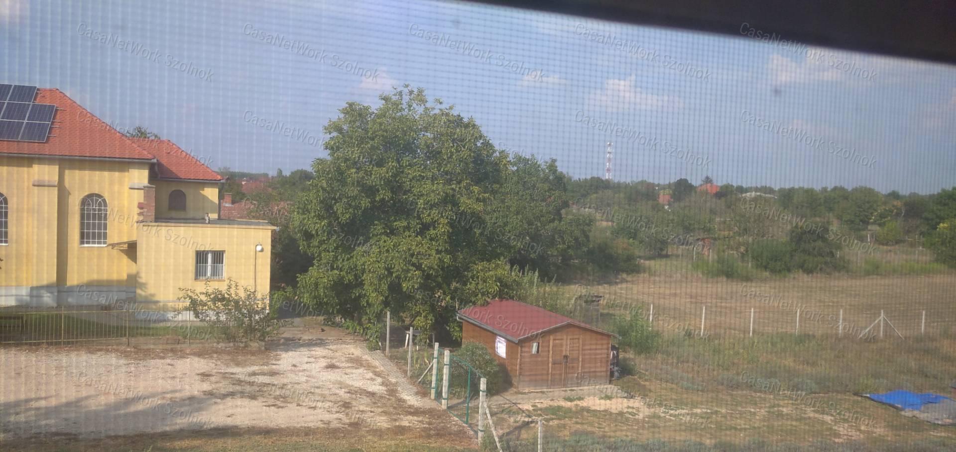 Szolnokon-Szandaszőlősön eladó jó állapotú  kertes családi ház!