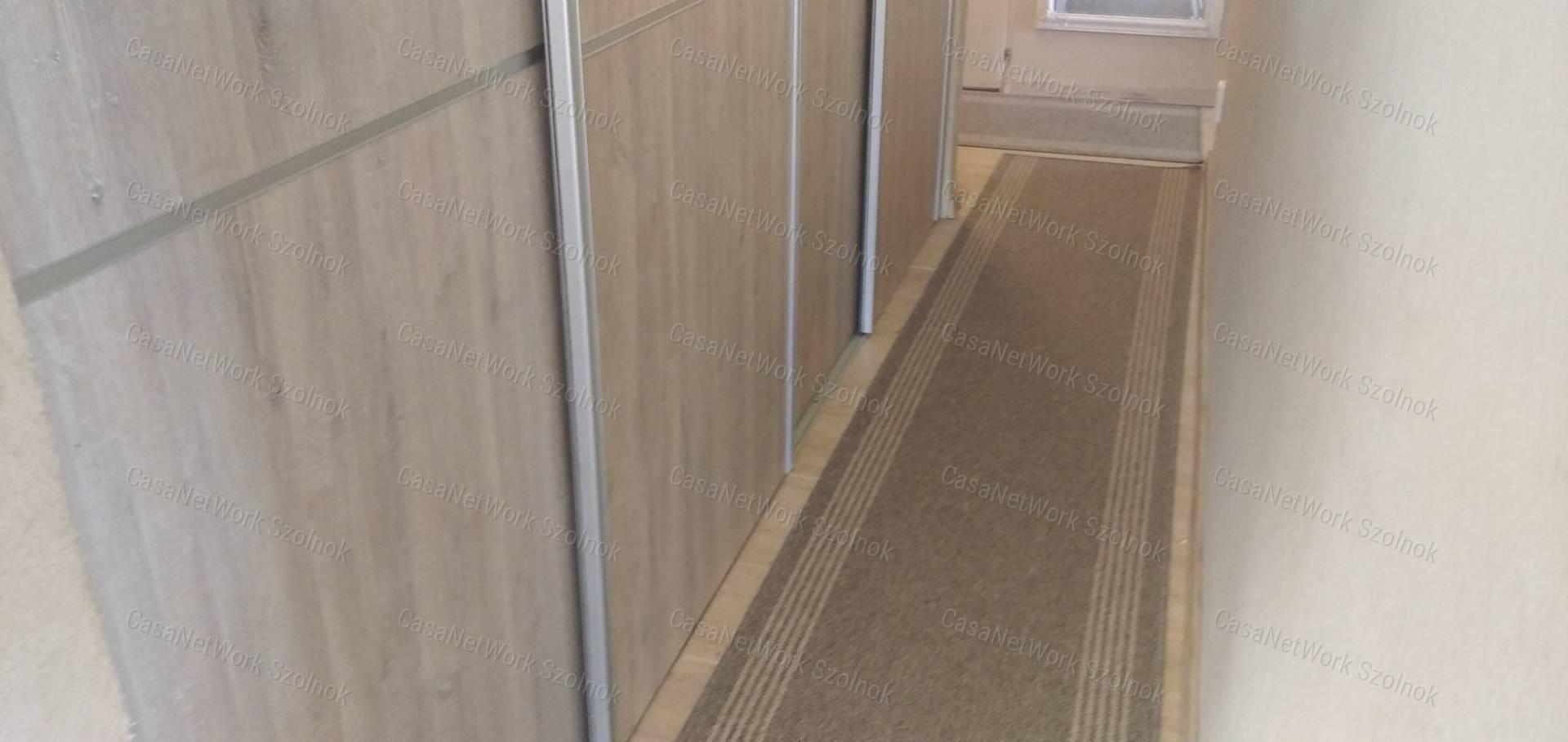 Szolnokon-Szandaszőlősön eladó jó állapotú  kertes családi ház!