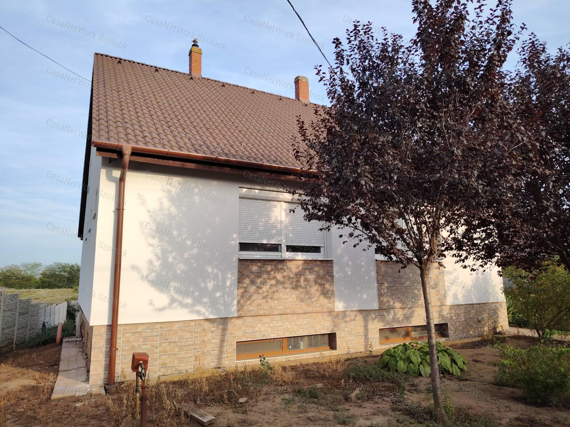 Szolnokon-Szandaszőlősön eladó jó állapotú  kertes családi ház!