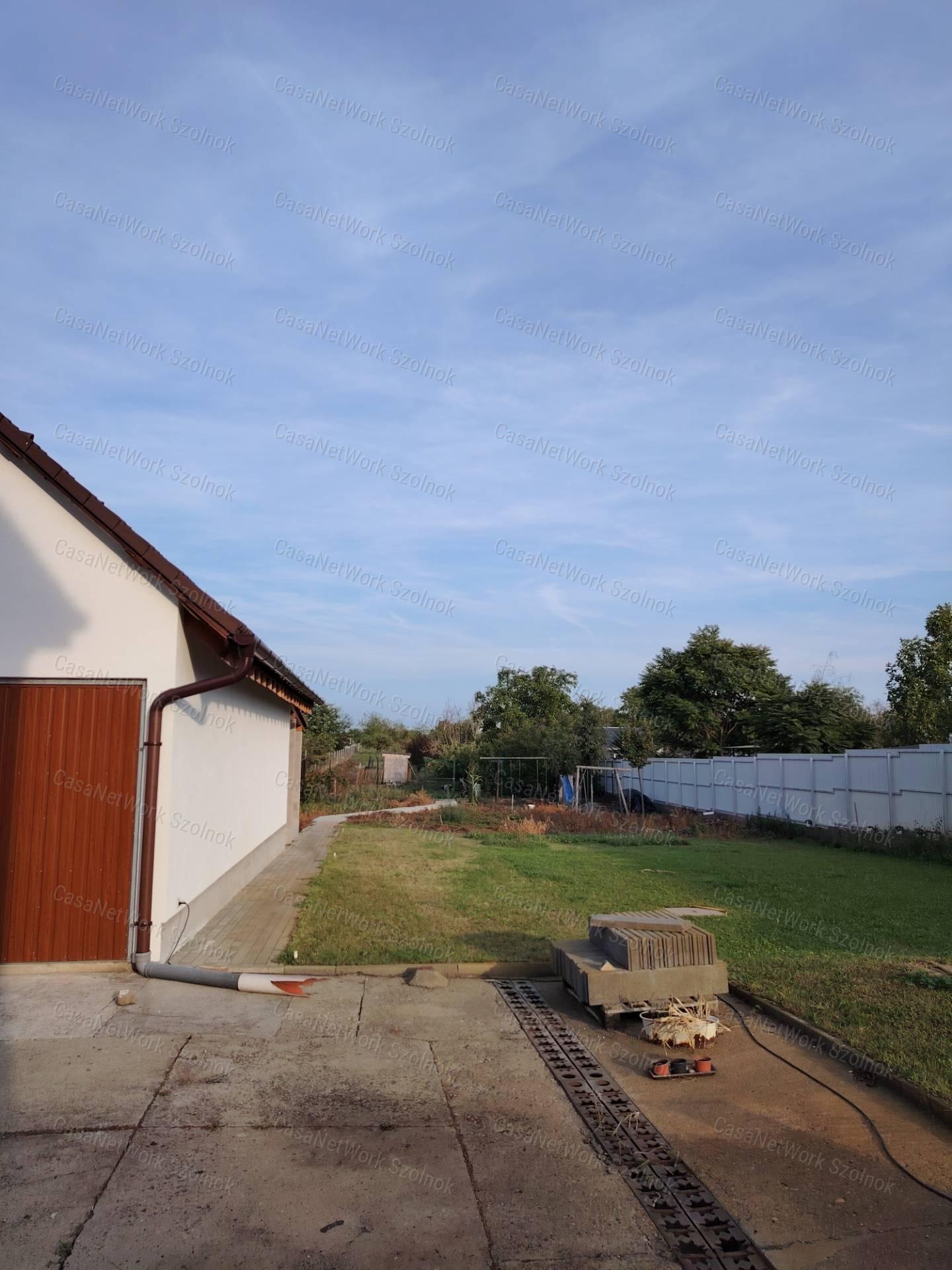 Szolnokon-Szandaszőlősön eladó jó állapotú  kertes családi ház!