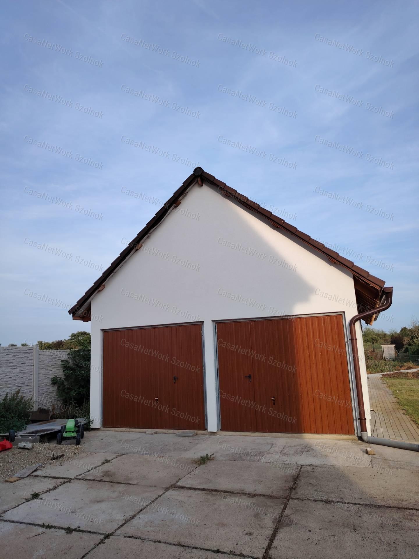 Szolnokon-Szandaszőlősön eladó jó állapotú  kertes családi ház!