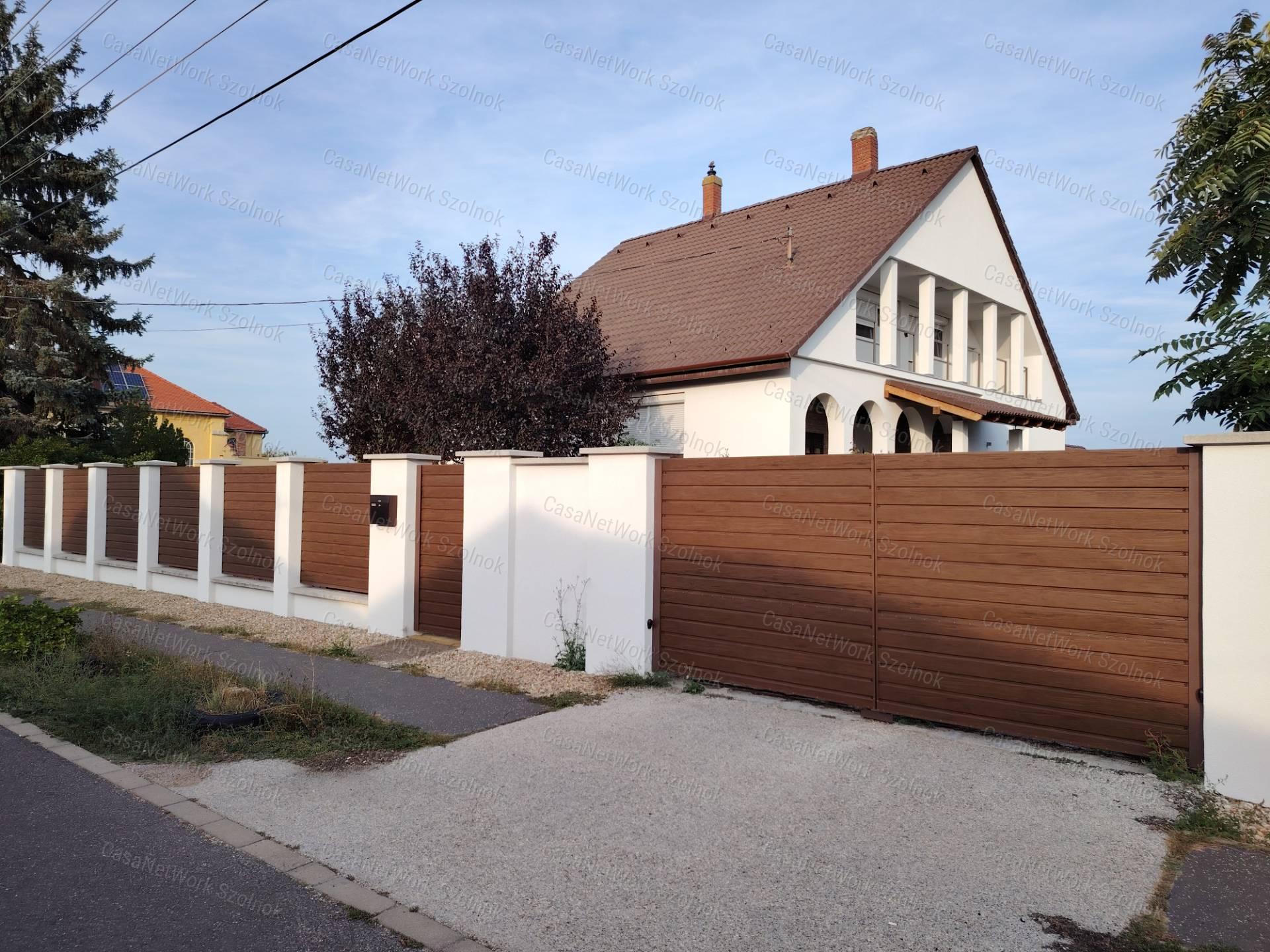 Szolnokon-Szandaszőlősön eladó jó állapotú  kertes családi ház!