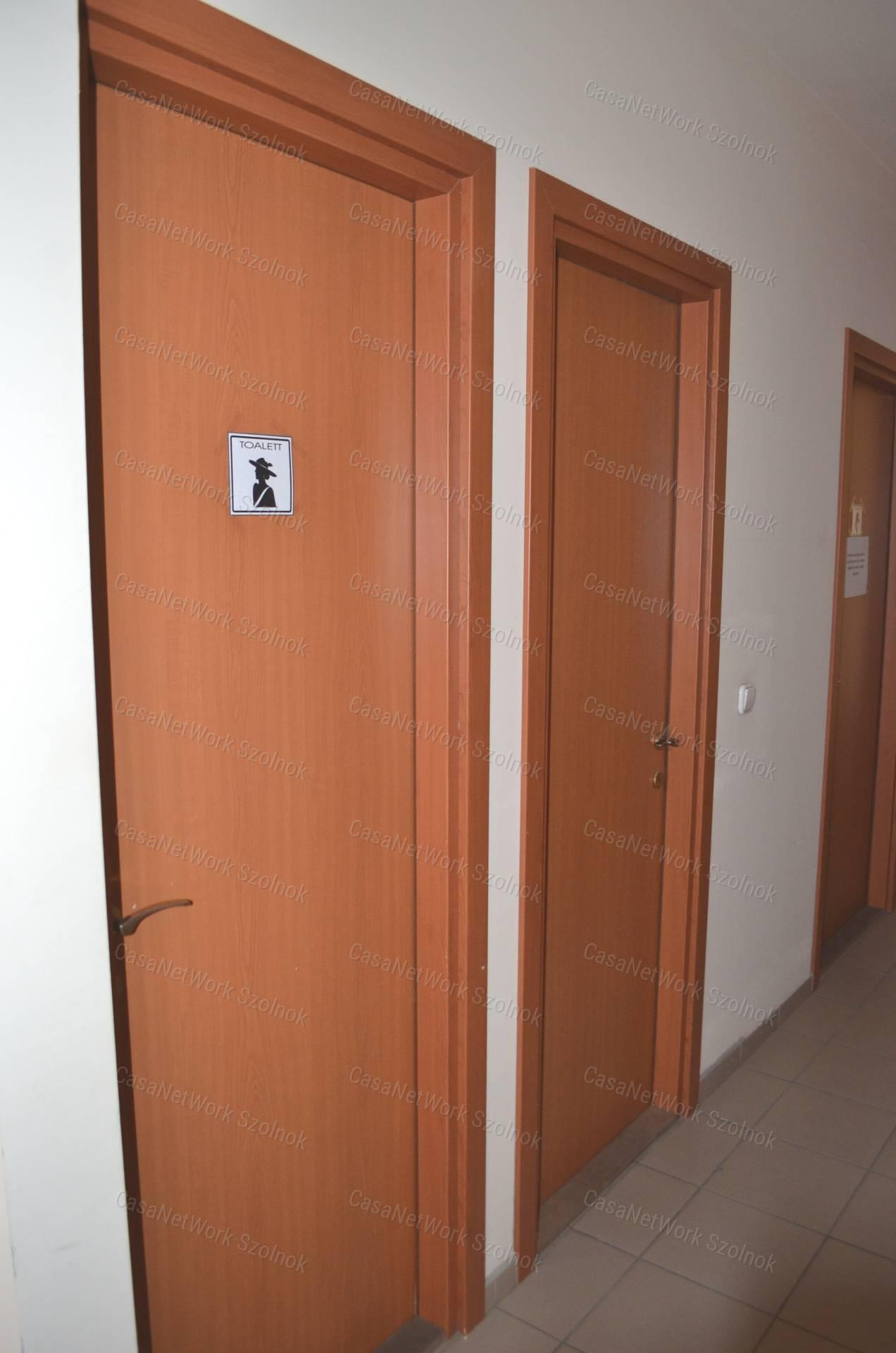 Szolnokon irodaházban három irodahelyiség egyben eladó