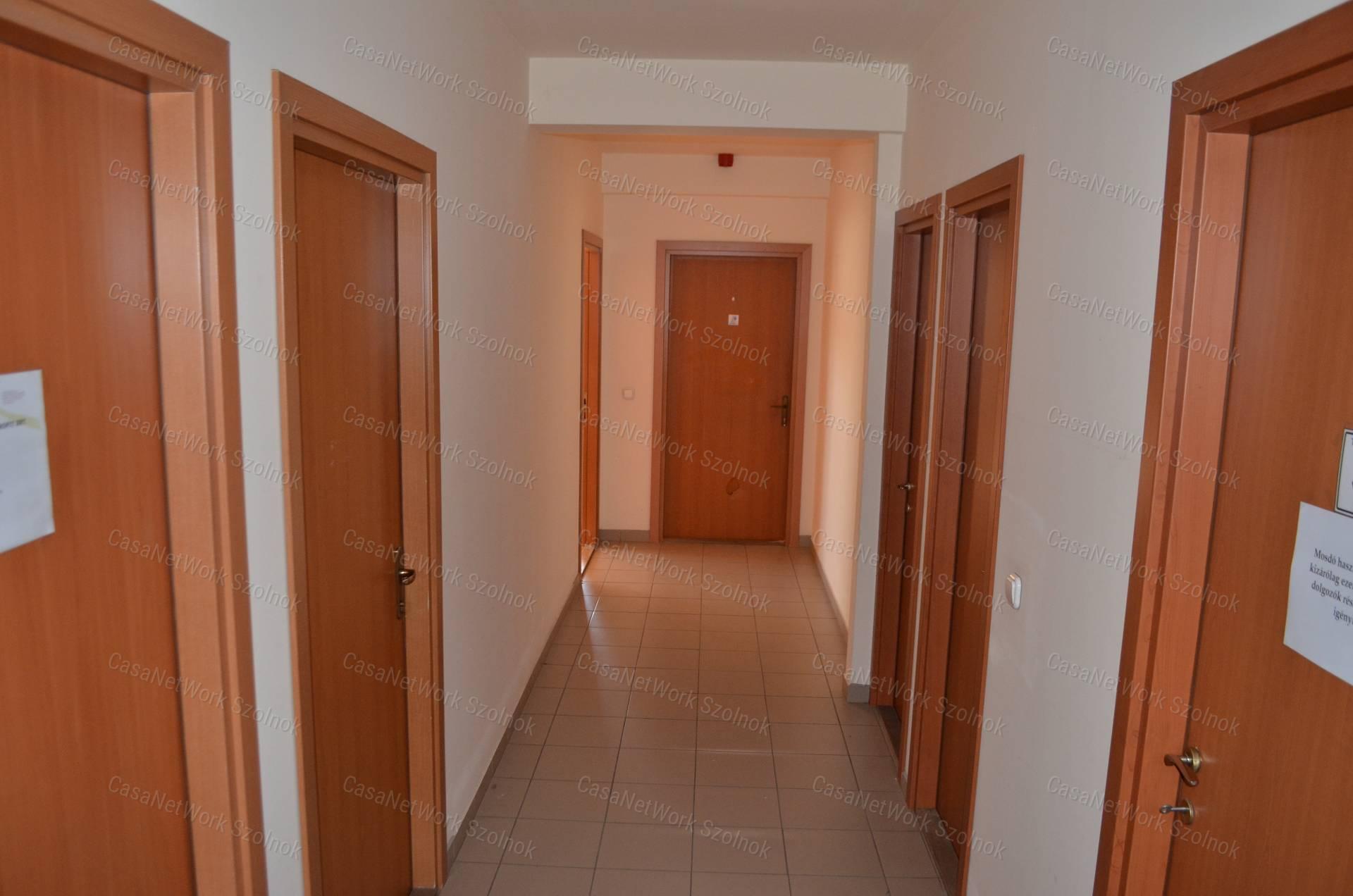 Szolnokon irodaházban három irodahelyiség egyben eladó