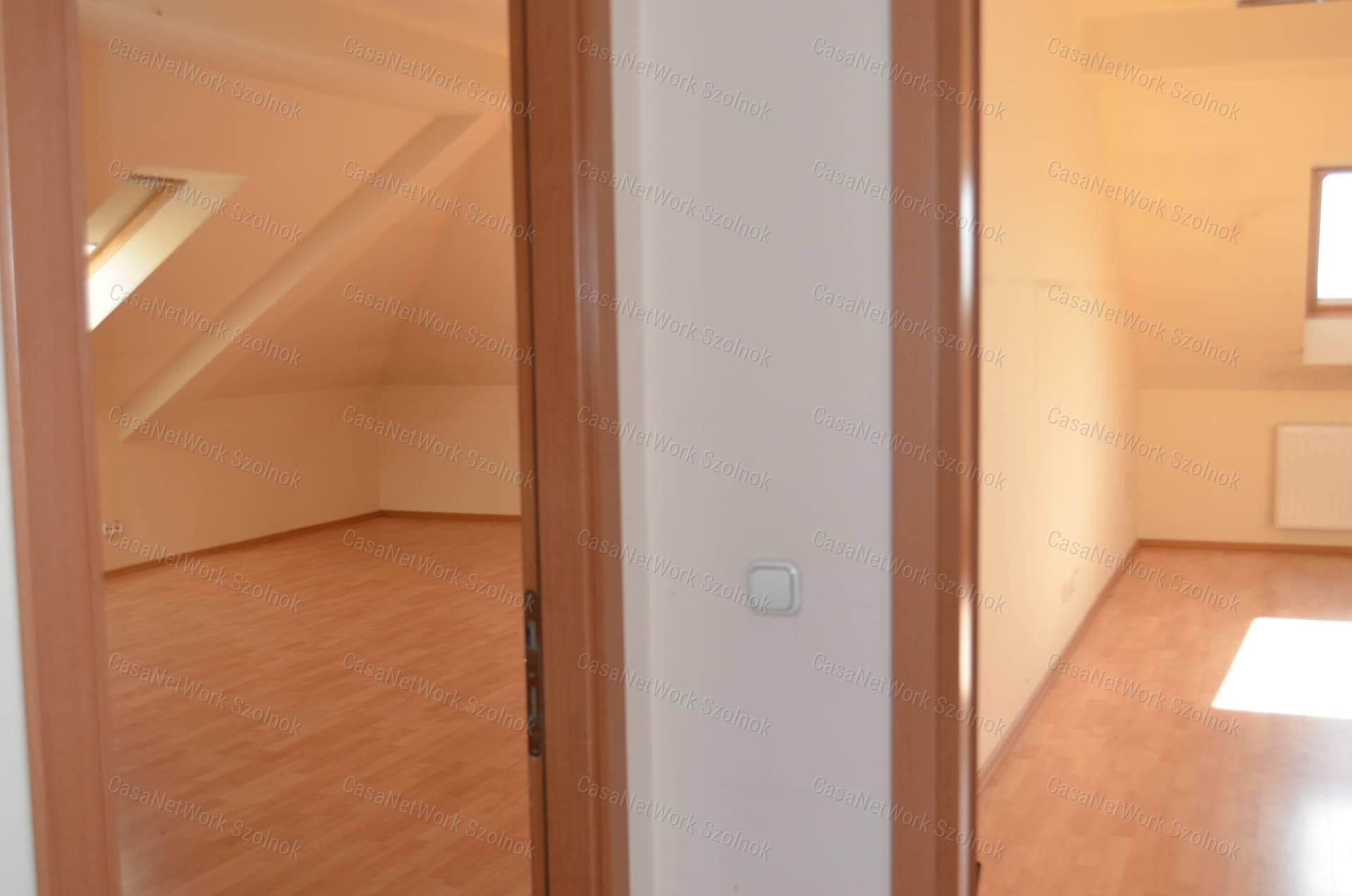 Szolnokon irodaházban három irodahelyiség egyben eladó