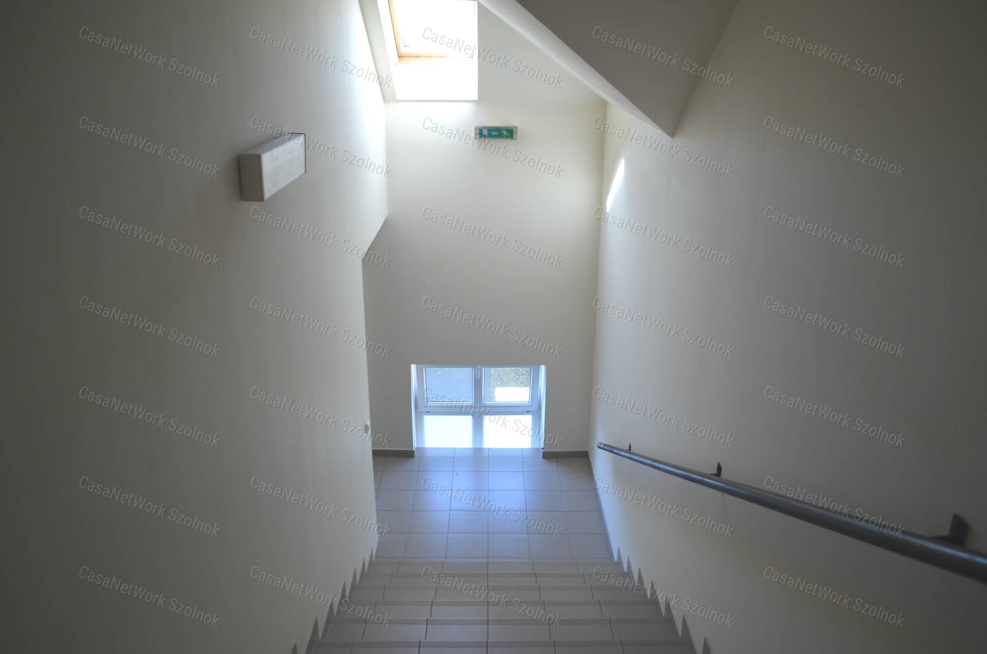 Szolnokon irodaházban három irodahelyiség egyben eladó