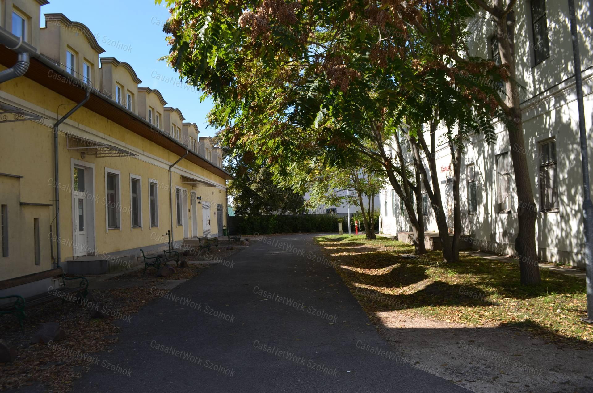 Szolnokon irodaházban három irodahelyiség egyben eladó