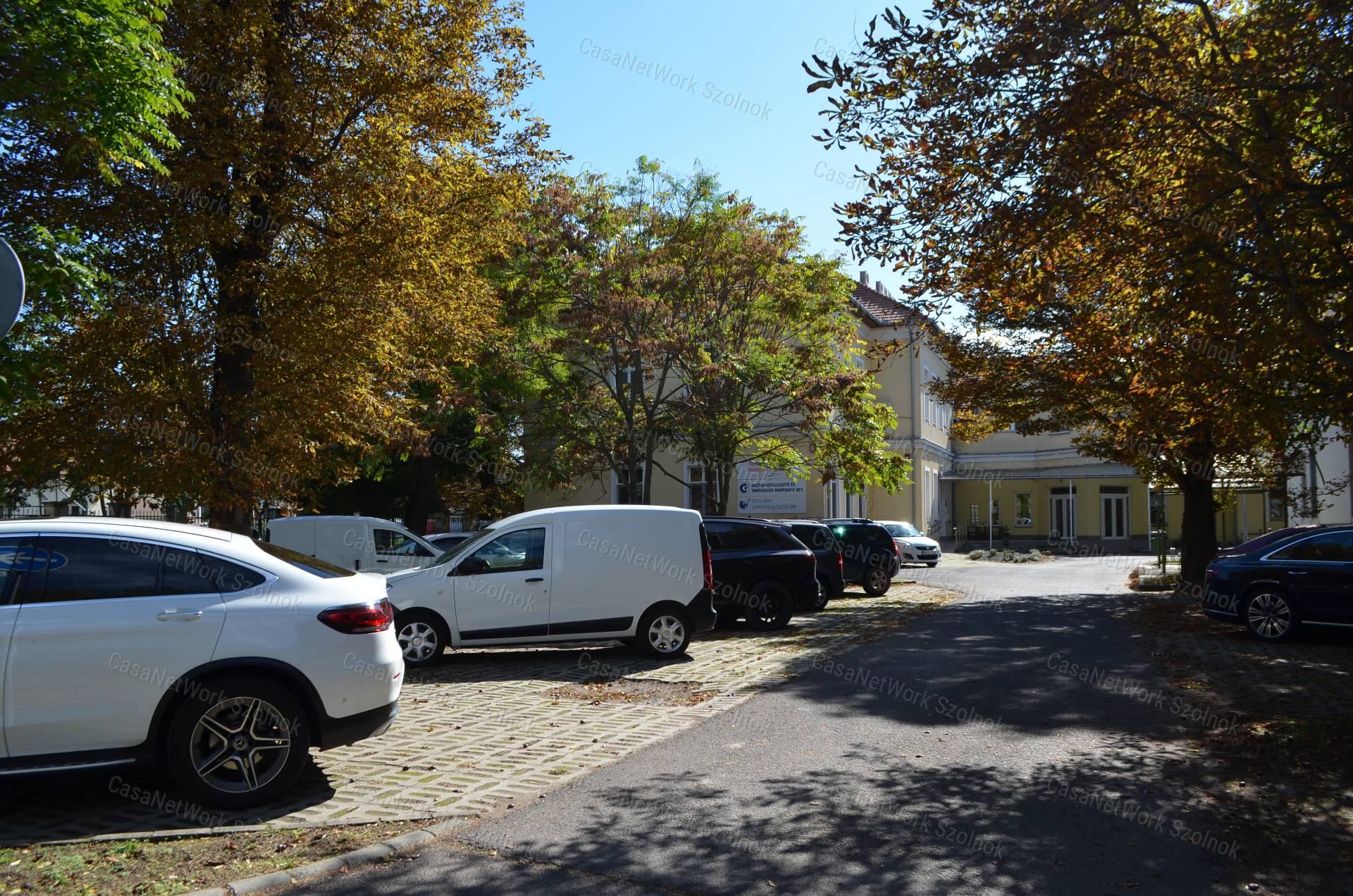 Szolnokon irodaházban három irodahelyiség egyben eladó