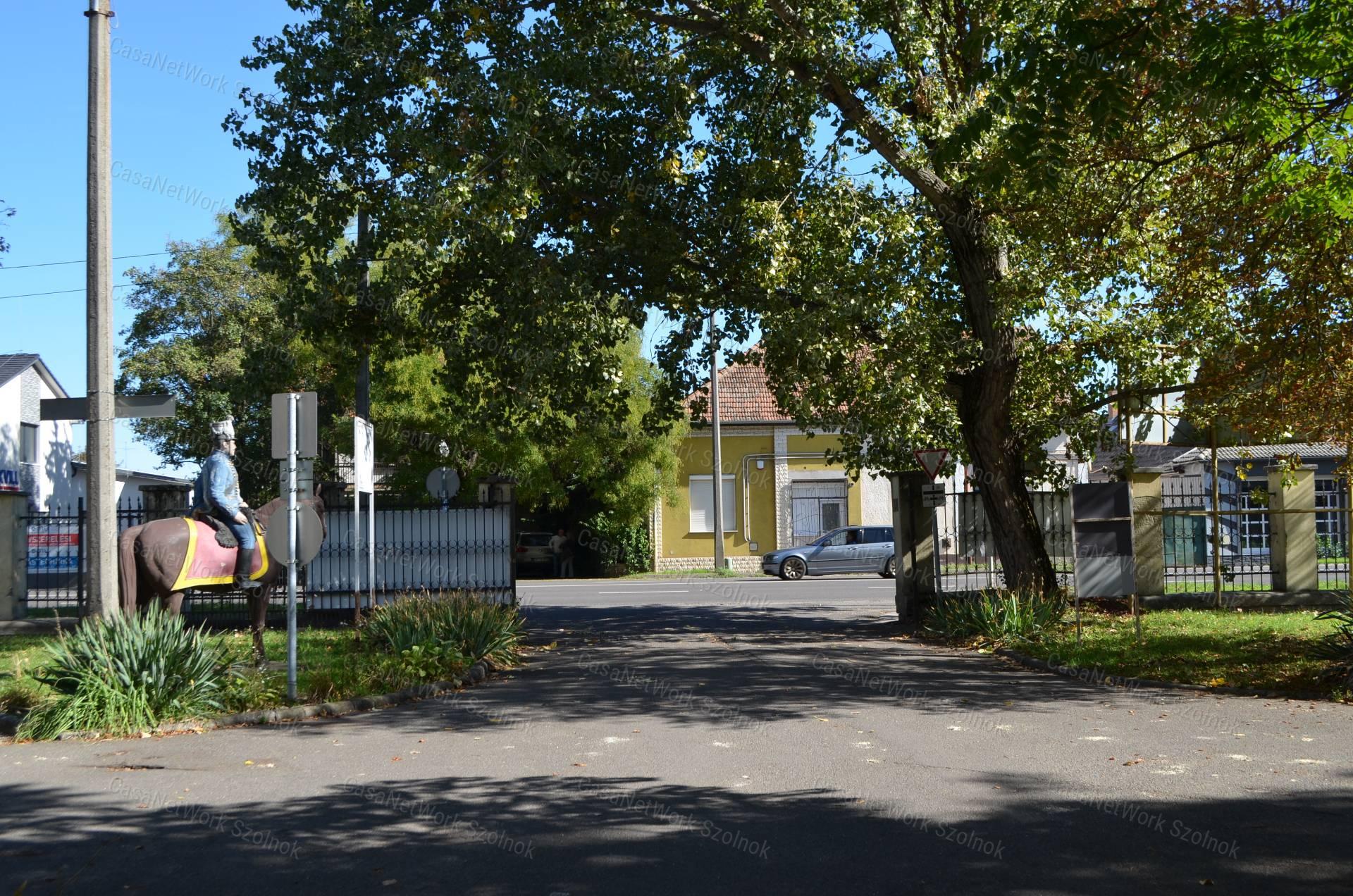 Szolnokon irodaházban három irodahelyiség egyben eladó