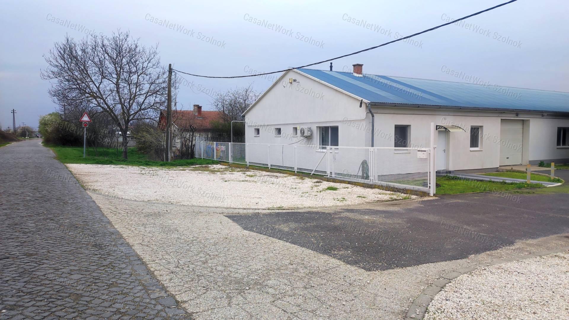 Kiadó 400 m2-es raktár/műhely Szolnokon, az Abonyi úton