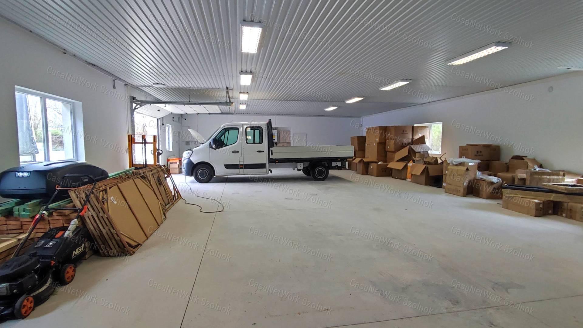 Kiadó 400 m2-es raktár/műhely Szolnokon, az Abonyi úton