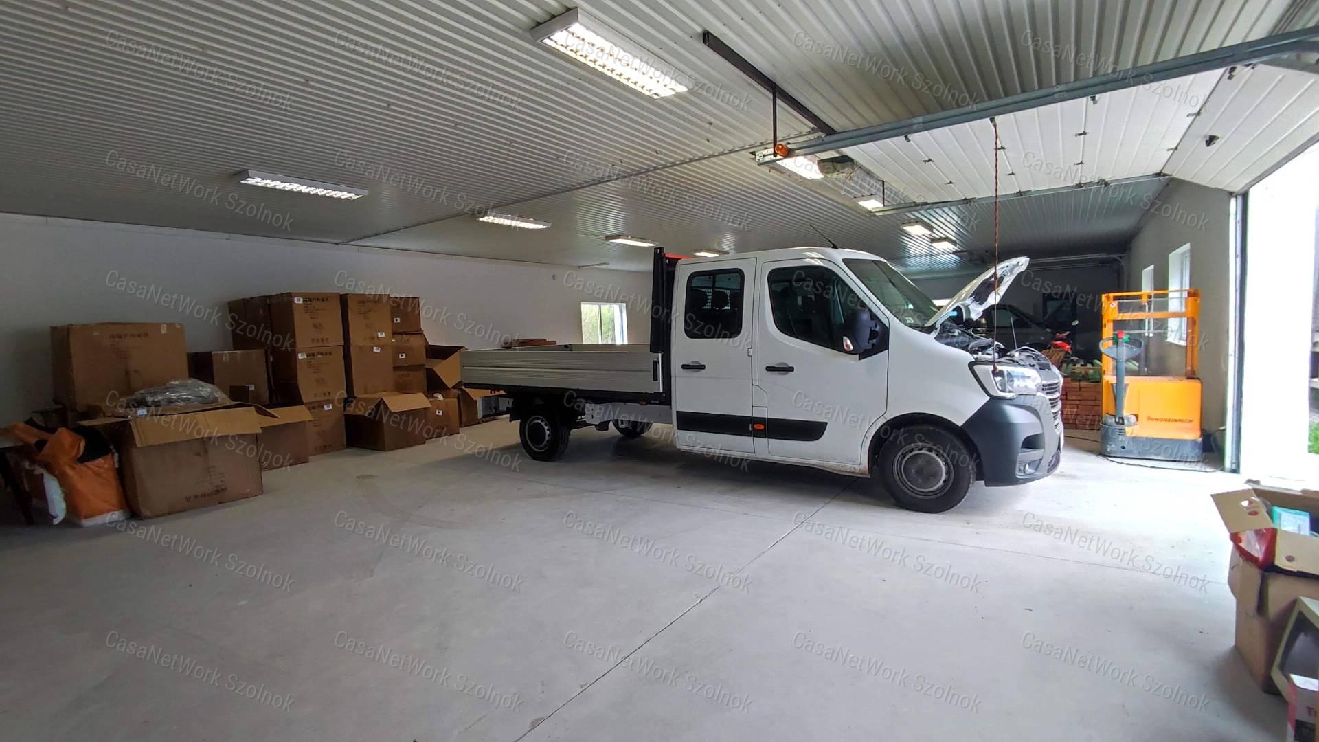 Kiadó 400 m2-es raktár/műhely Szolnokon, az Abonyi úton