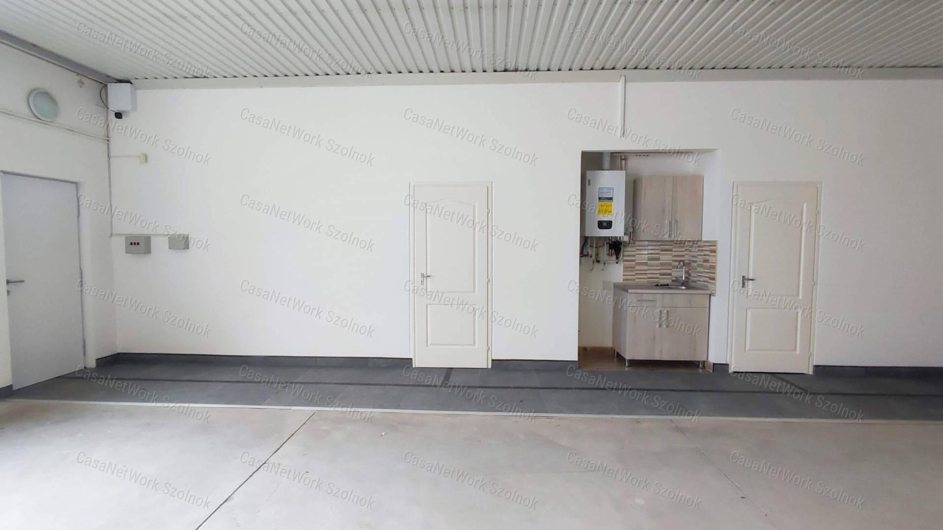 Kiadó 400 m2-es raktár/műhely Szolnokon, az Abonyi úton