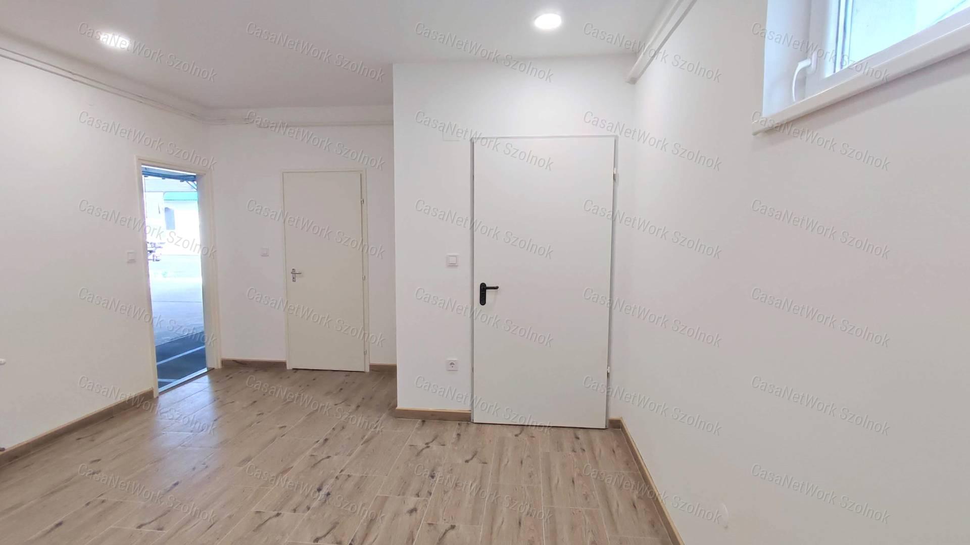 Kiadó 400 m2-es raktár/műhely Szolnokon, az Abonyi úton