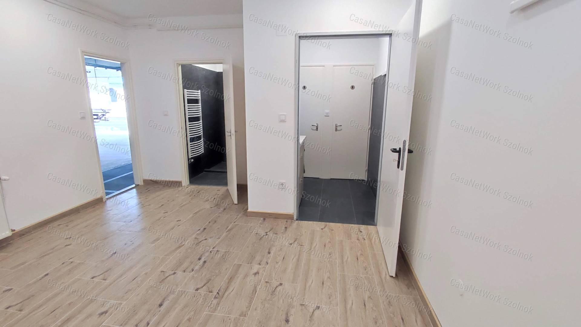 Kiadó 400 m2-es raktár/műhely Szolnokon, az Abonyi úton
