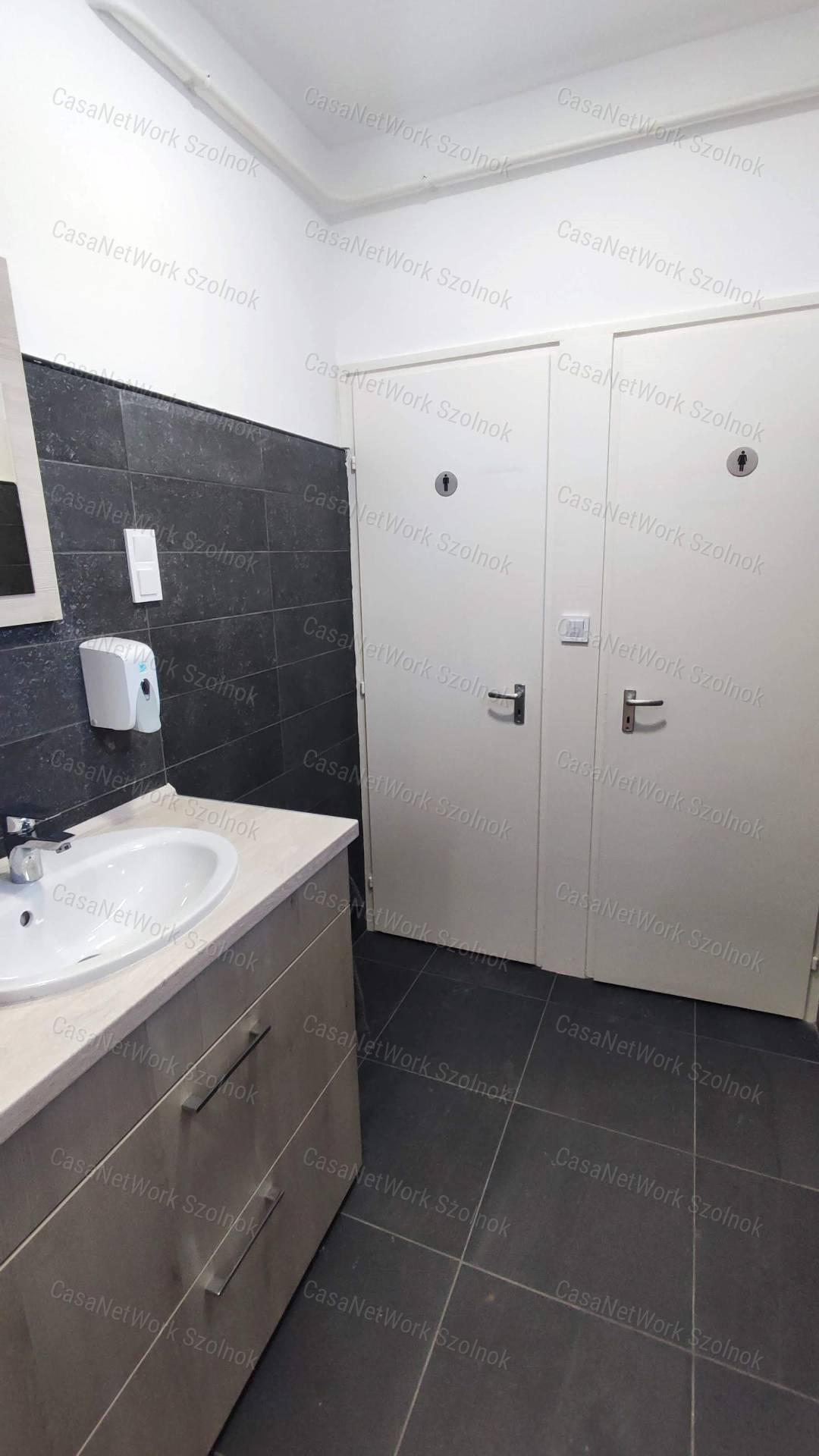 Kiadó 400 m2-es raktár/műhely Szolnokon, az Abonyi úton