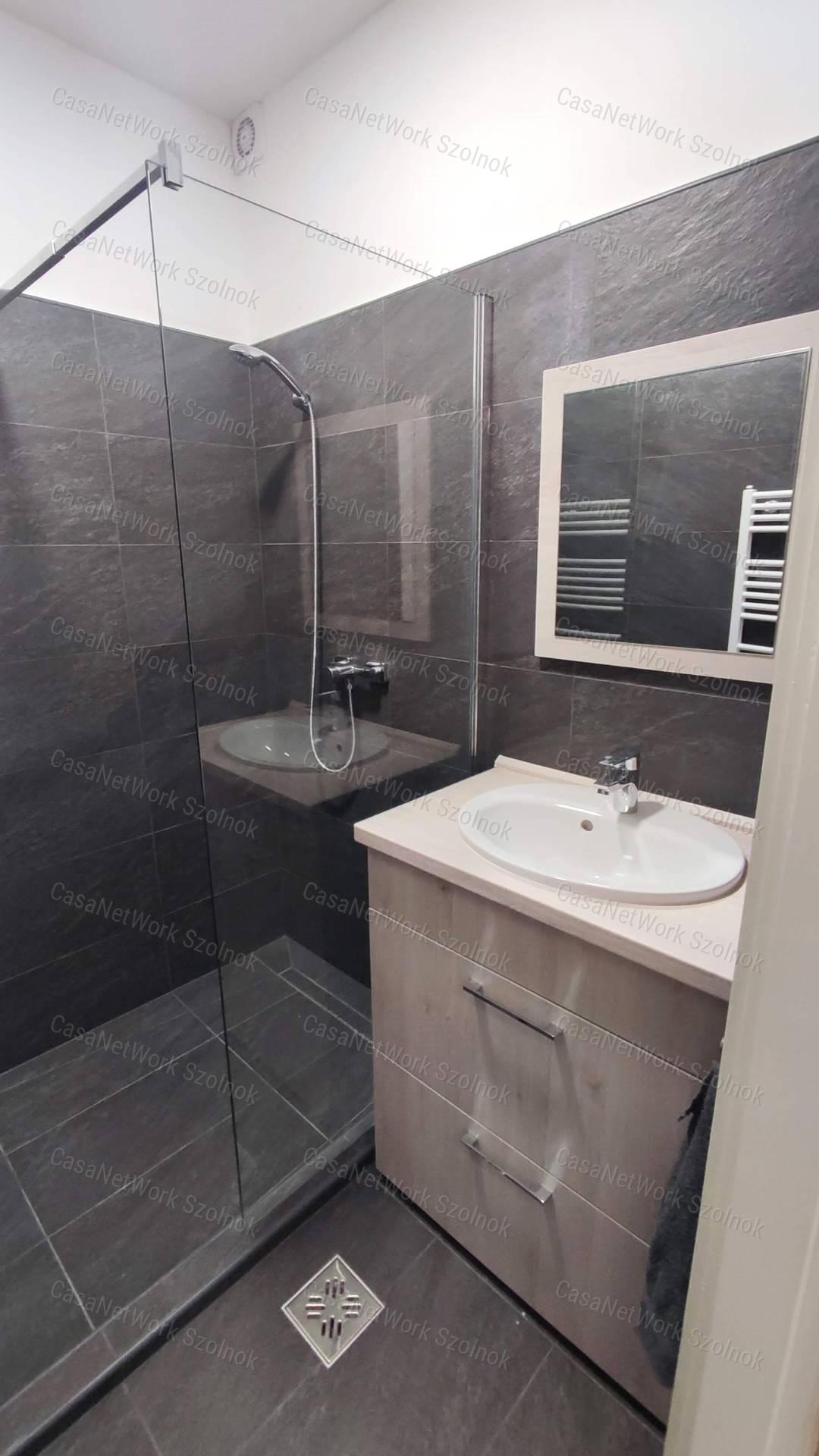 Kiadó 400 m2-es raktár/műhely Szolnokon, az Abonyi úton