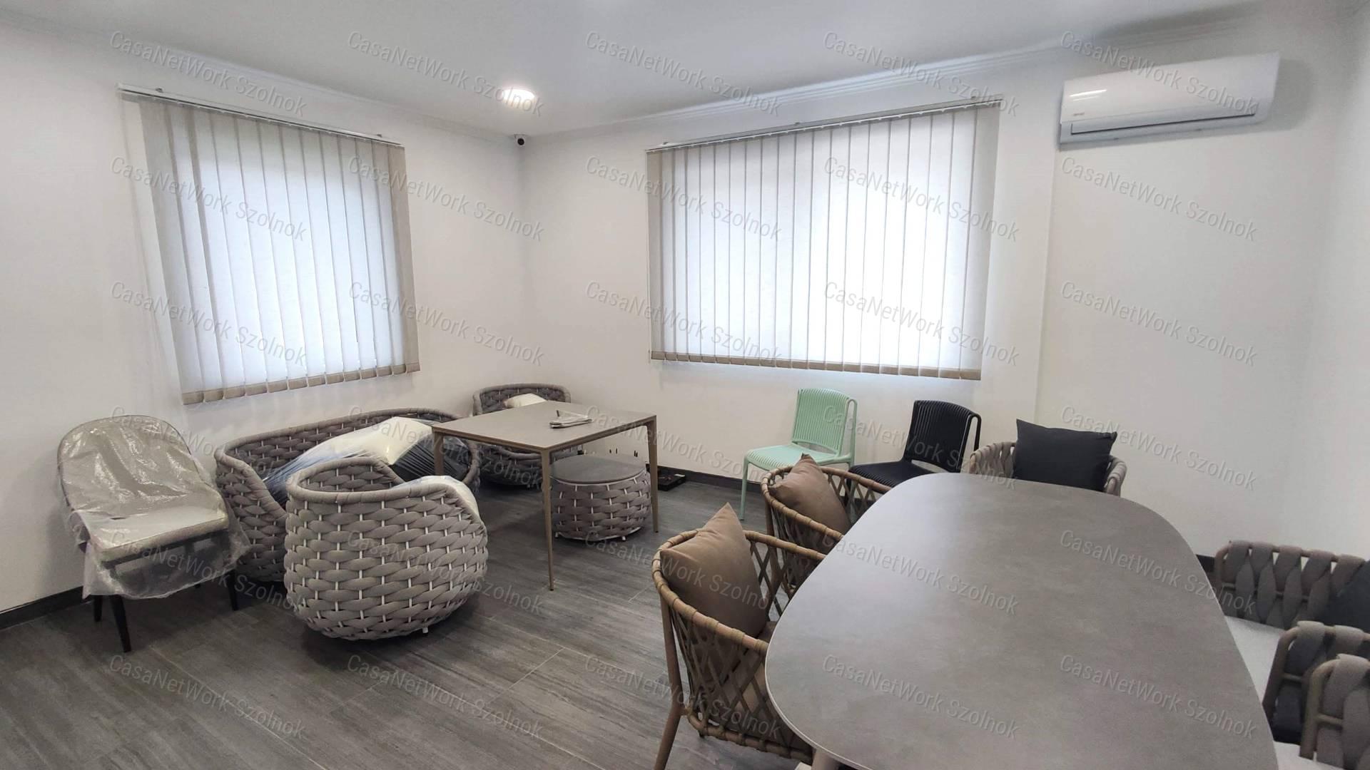 Kiadó 400 m2-es raktár/műhely Szolnokon, az Abonyi úton