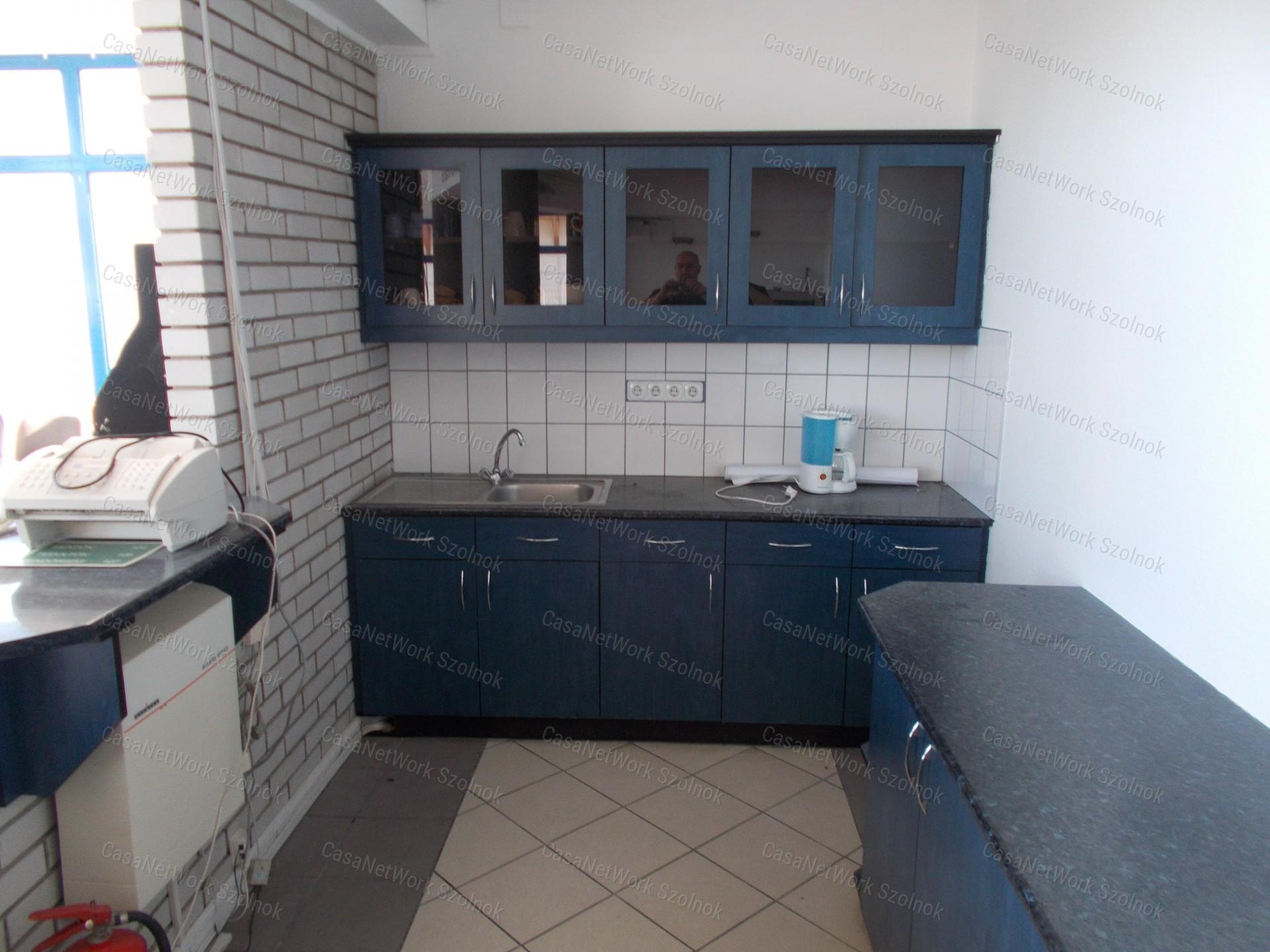 kiadó üzlethelyiség, bemutató terem Szolnok (Széchenyi-lakótelep),