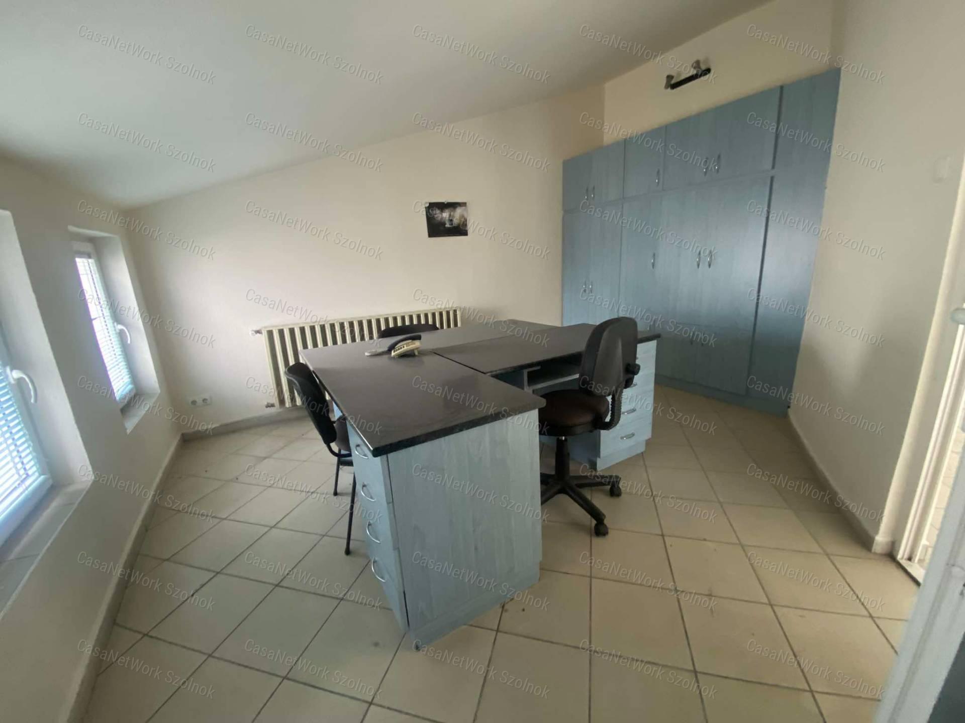 kiadó üzlethelyiség, bemutató terem Szolnok (Széchenyi-lakótelep),