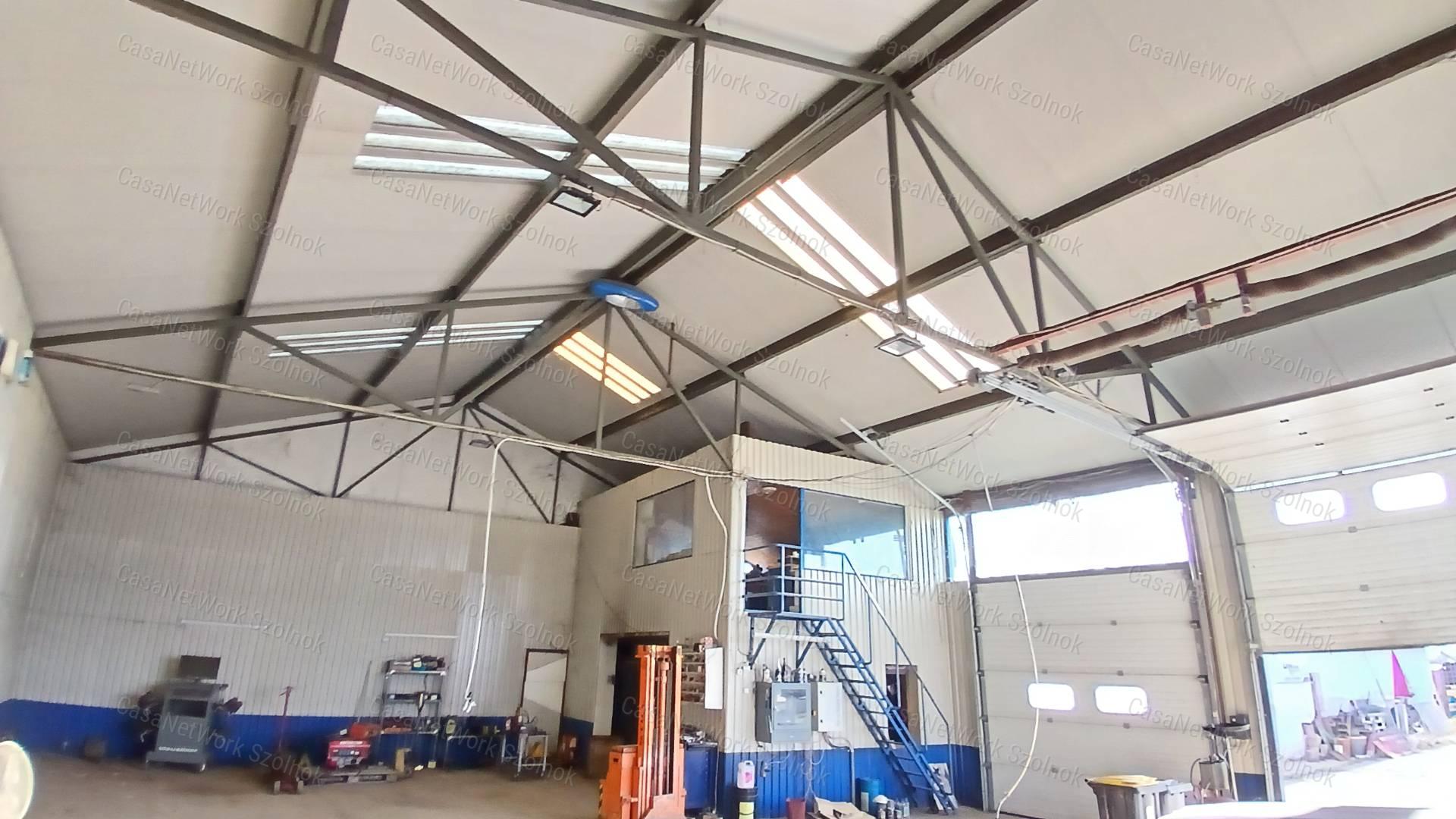 Eladó Martfűn egy 2932 m2-es telephely 407m2-es ipari épülettel.