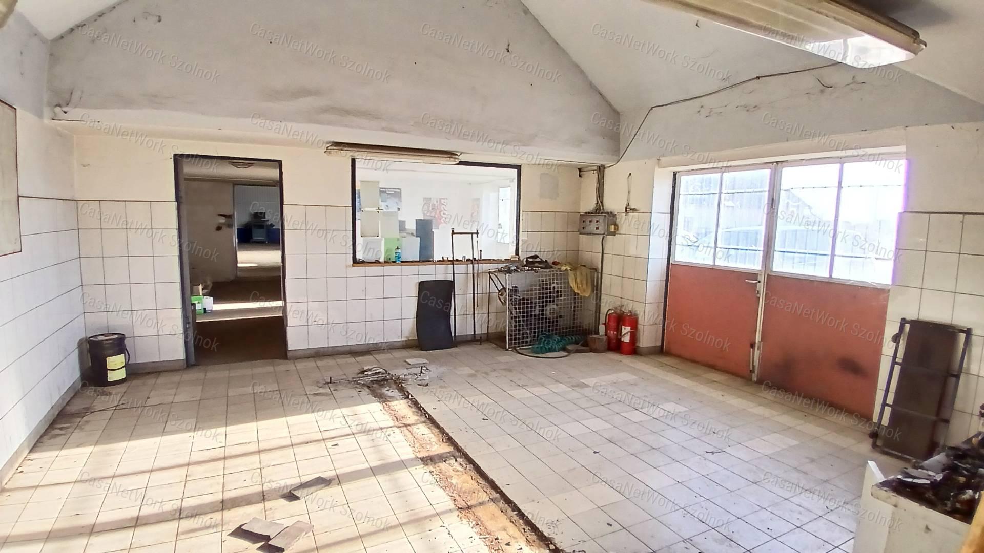 Eladó Martfűn egy 2932 m2-es telephely 407m2-es ipari épülettel.