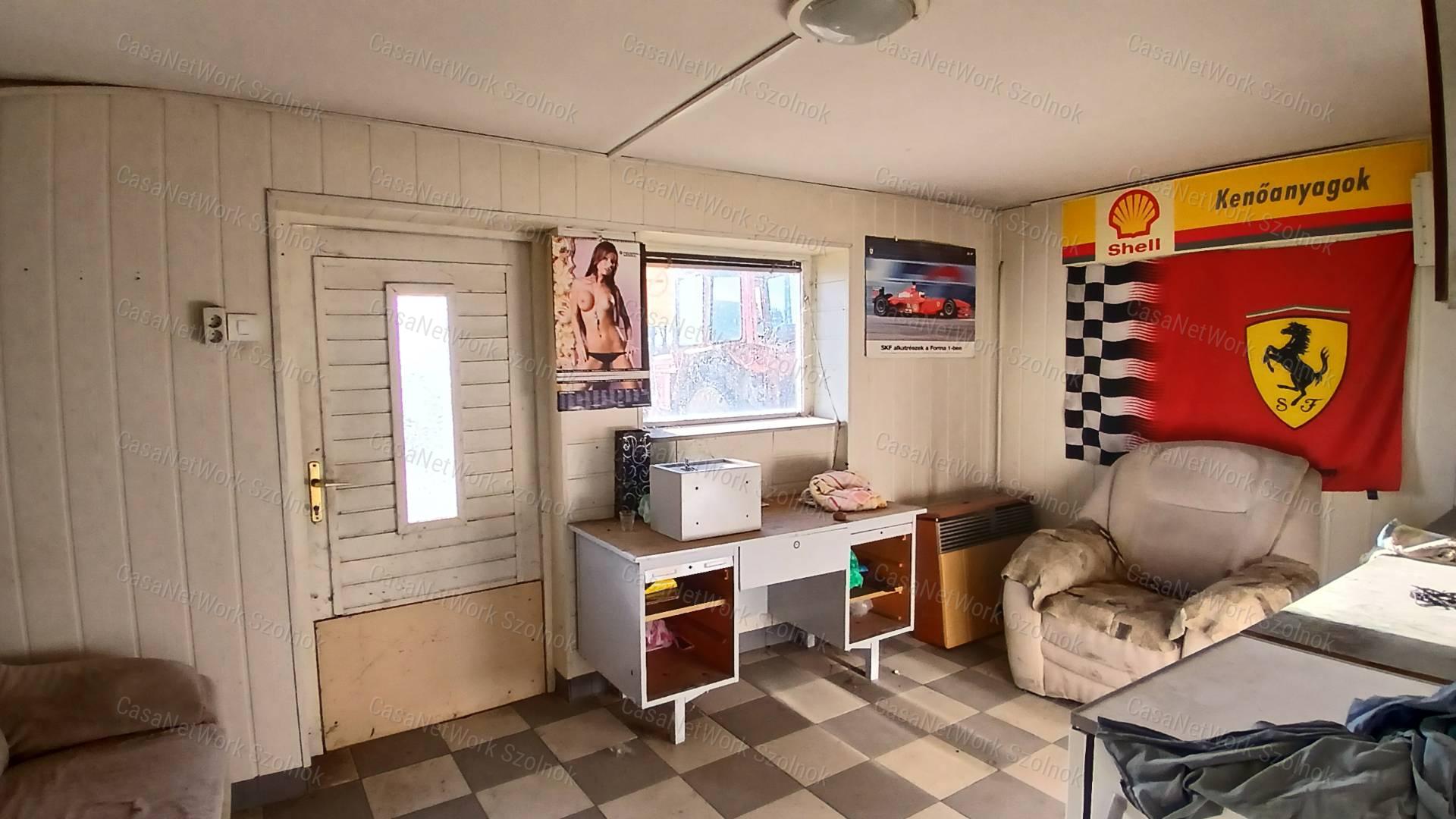 Eladó Martfűn egy 2932 m2-es telephely 407m2-es ipari épülettel.