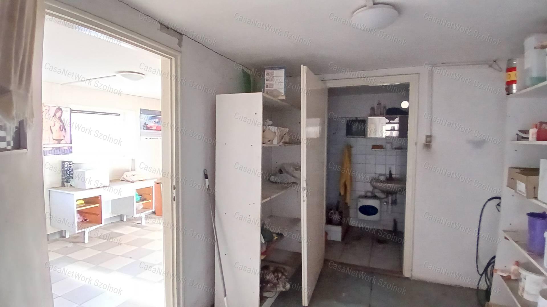 Eladó Martfűn egy 2932 m2-es telephely 407m2-es ipari épülettel.