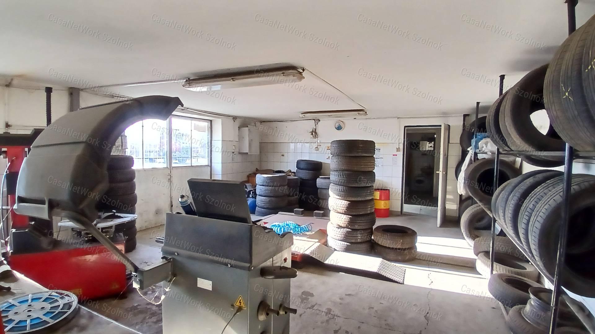 Eladó Martfűn egy 2932 m2-es telephely 407m2-es ipari épülettel.