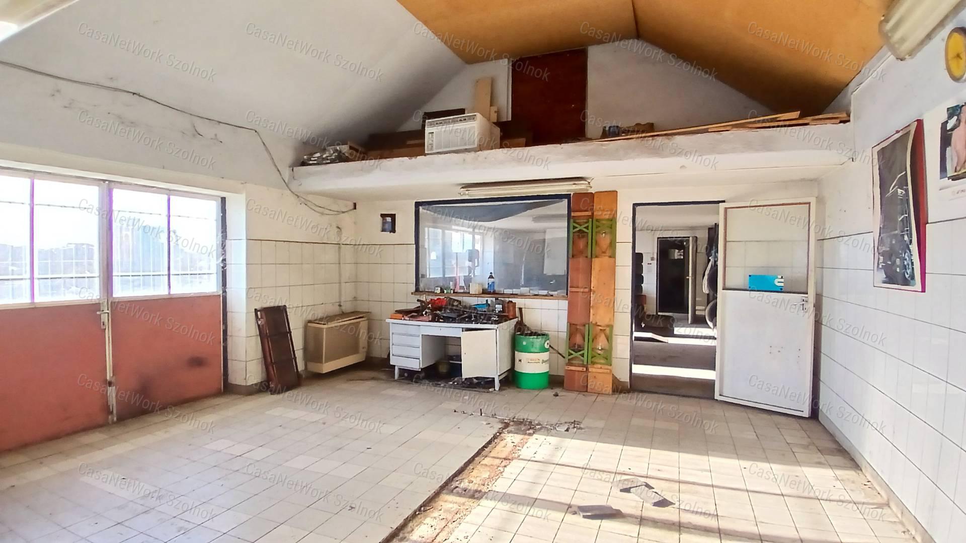 Eladó Martfűn egy 2932 m2-es telephely 407m2-es ipari épülettel.