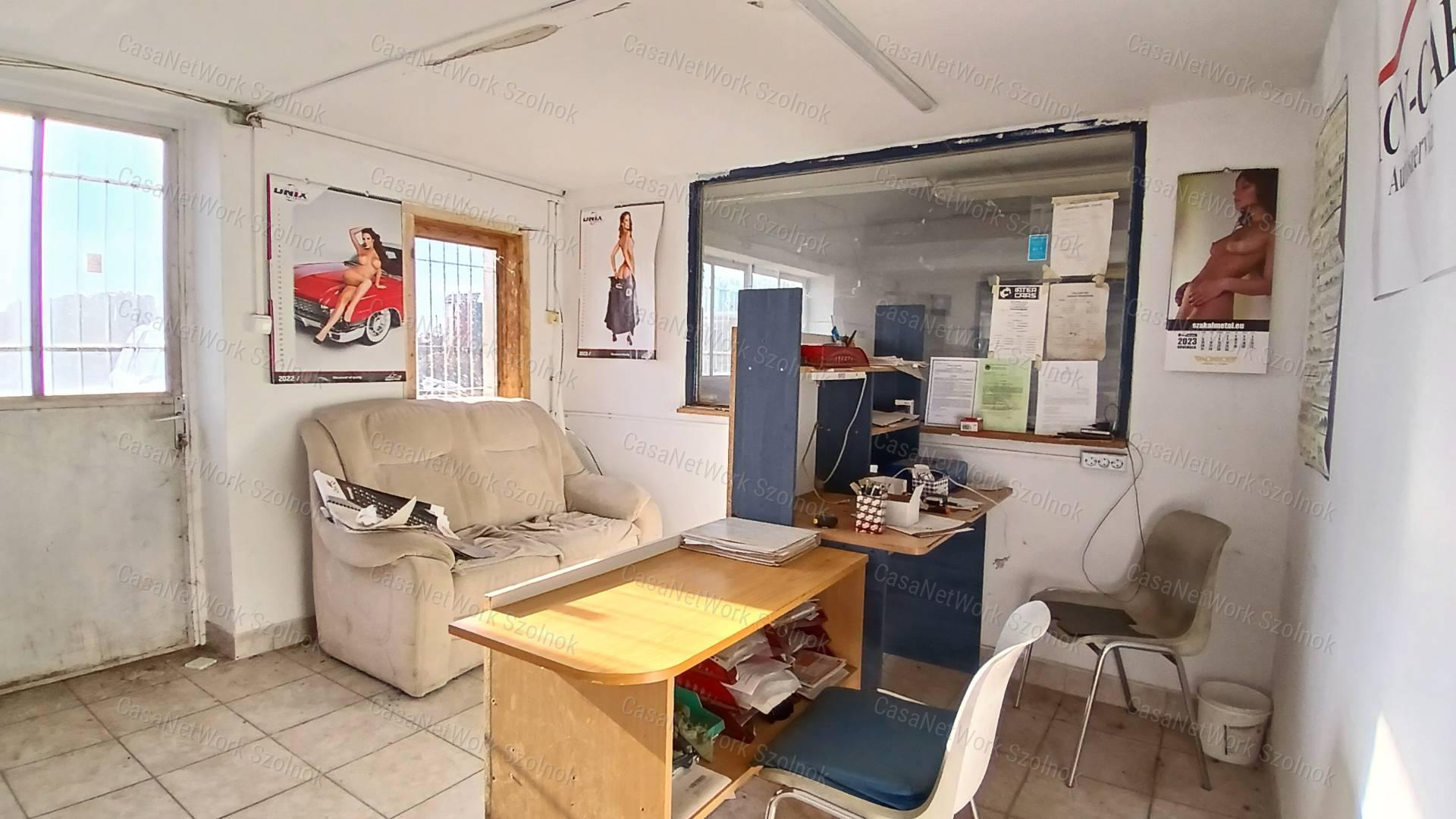 Eladó Martfűn egy 2932 m2-es telephely 407m2-es ipari épülettel.